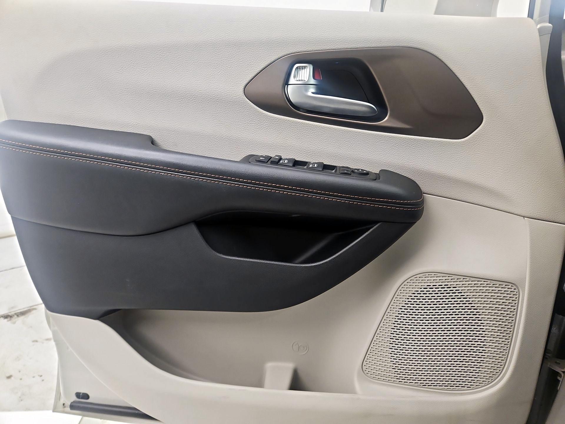 Thumbnail: 2019 Chrysler Pacifica - 12