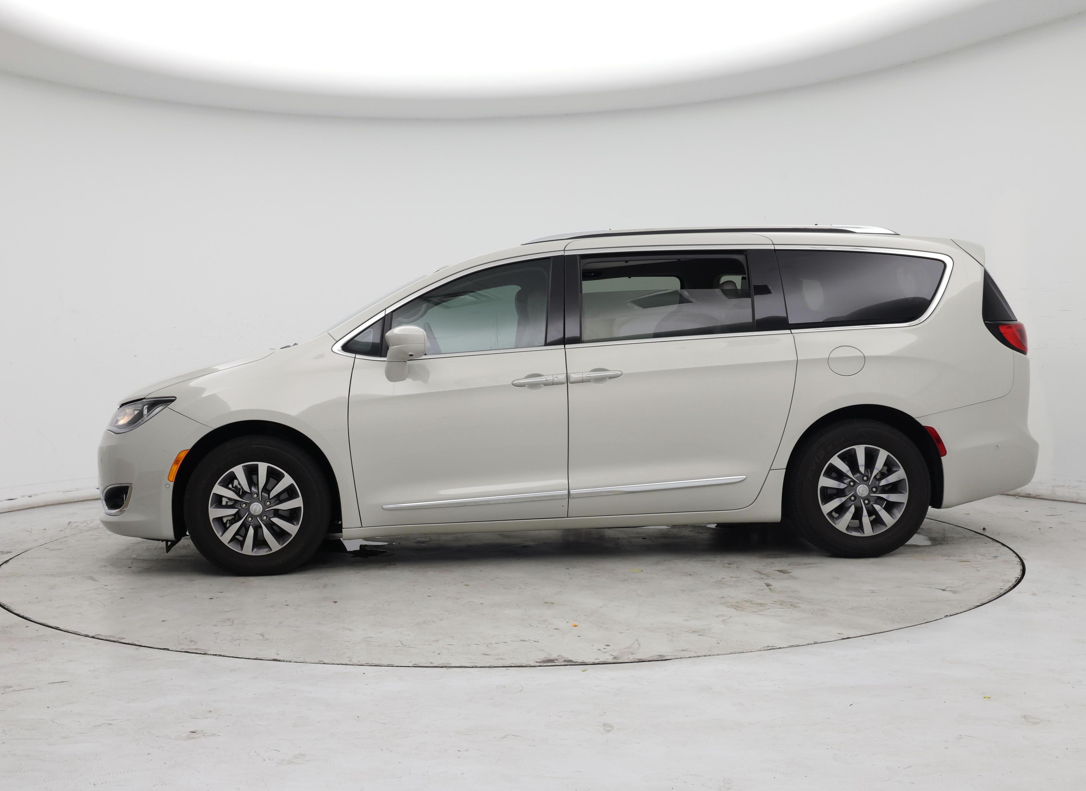 Thumbnail: 2019 Chrysler Pacifica - 3