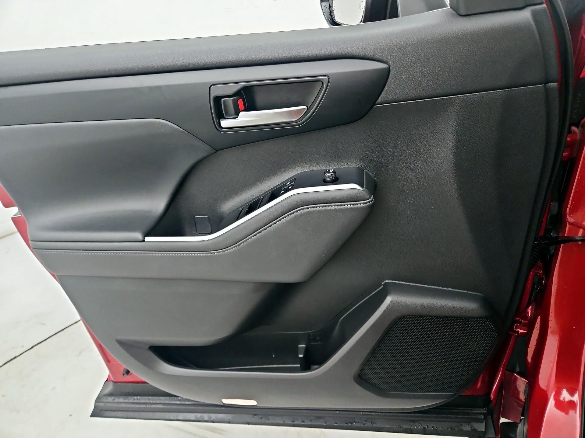 Thumbnail: 2022 Toyota Highlander - 12