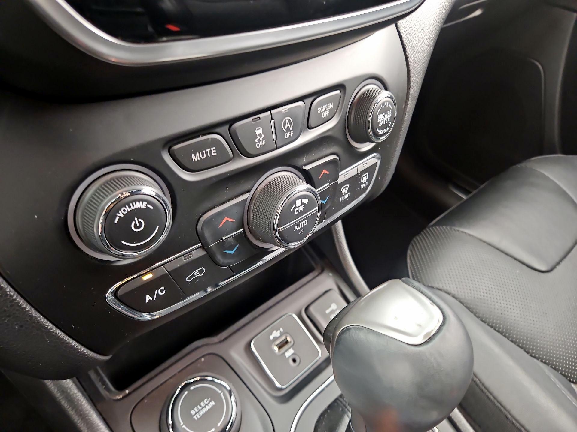 Thumbnail: 2020 Jeep Cherokee - 16