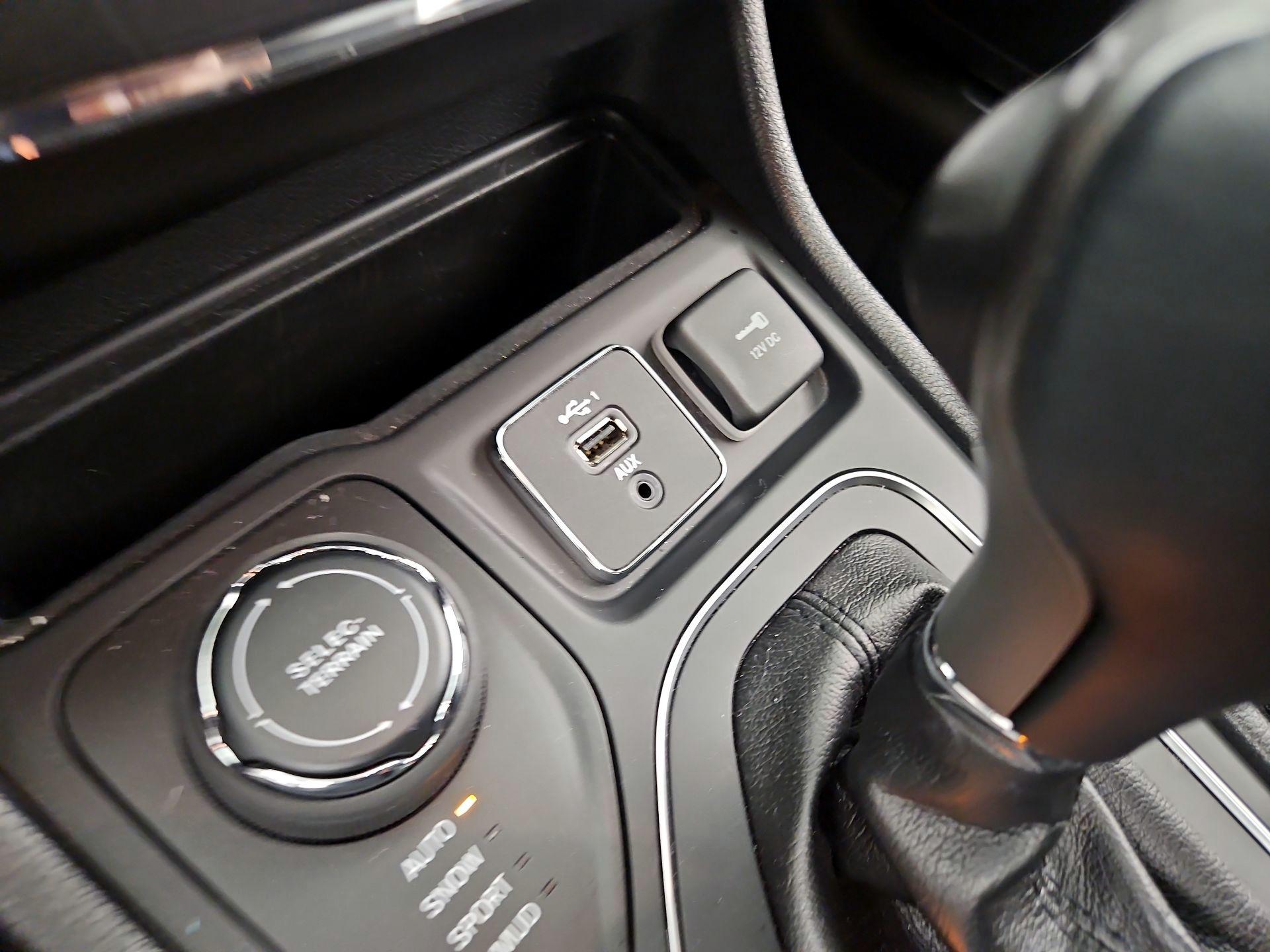 Thumbnail: 2020 Jeep Cherokee - 18