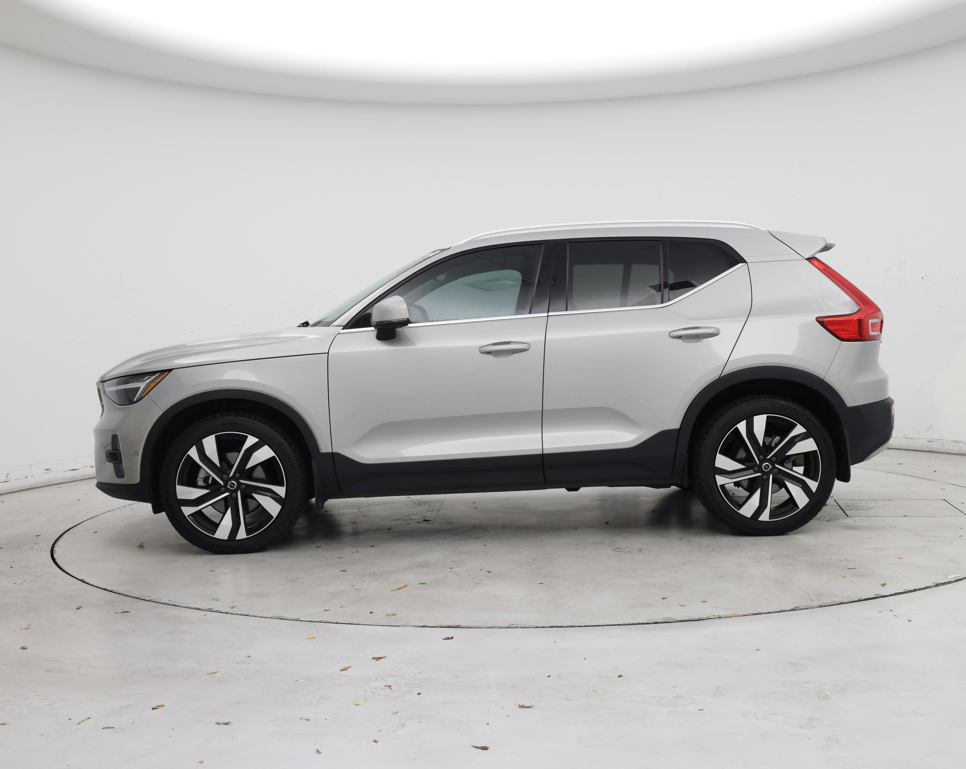 Thumbnail: 2023 Volvo XC40 - 3