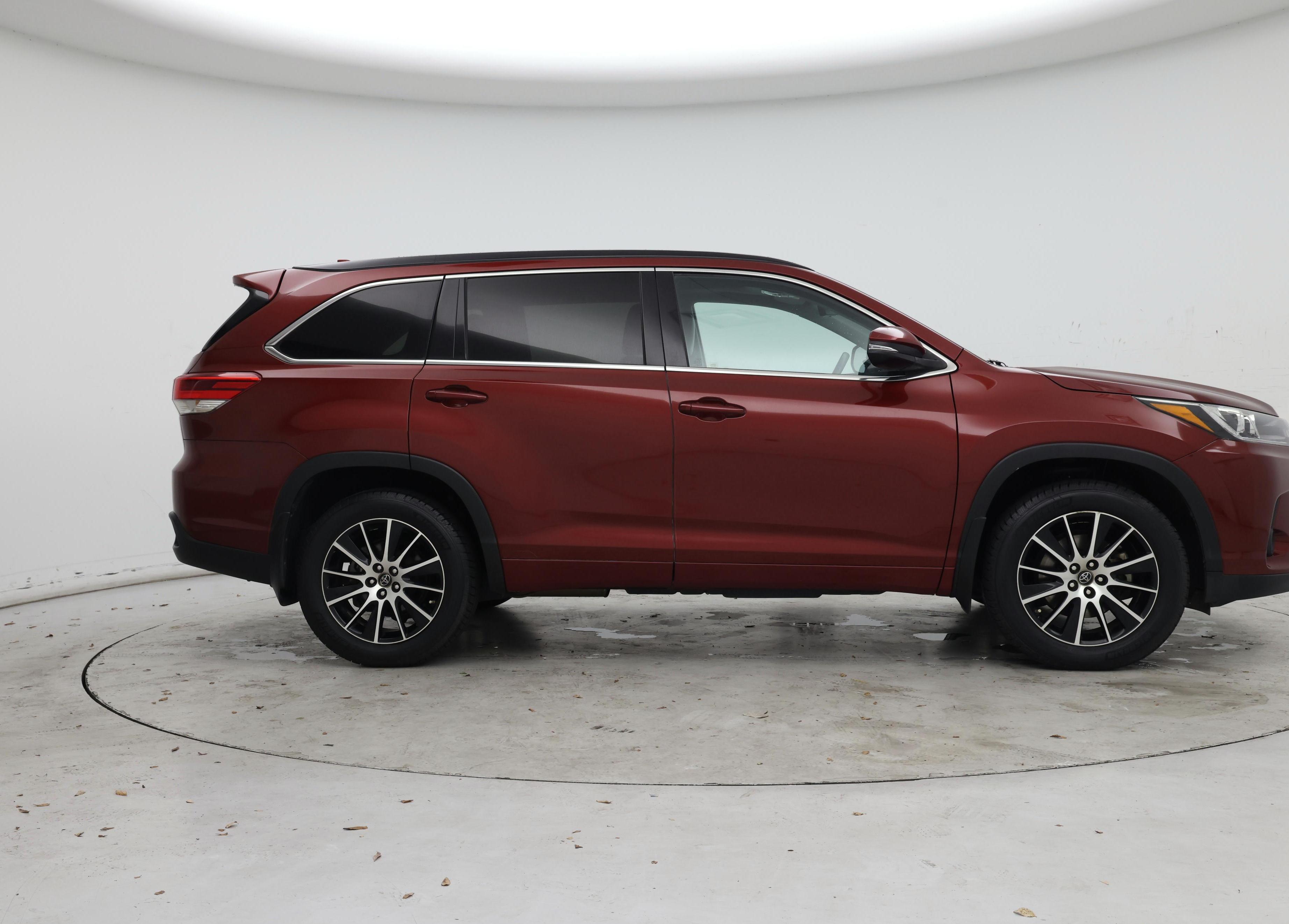 Thumbnail: 2017 Toyota Highlander - 7