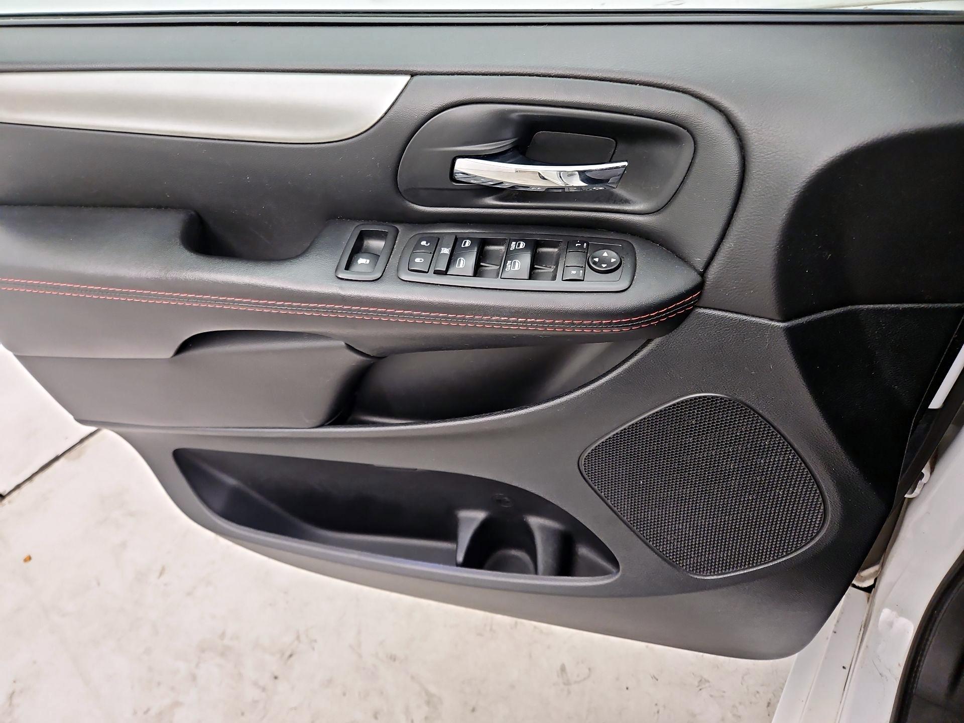 Thumbnail: 2018 Dodge Grand Caravan - 12