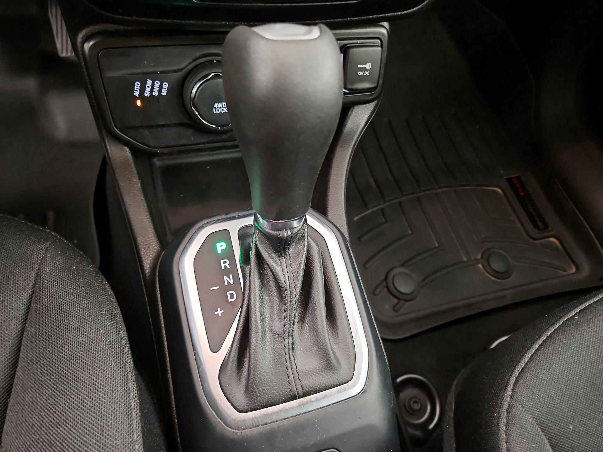 Thumbnail: 2020 Jeep Renegade - 17