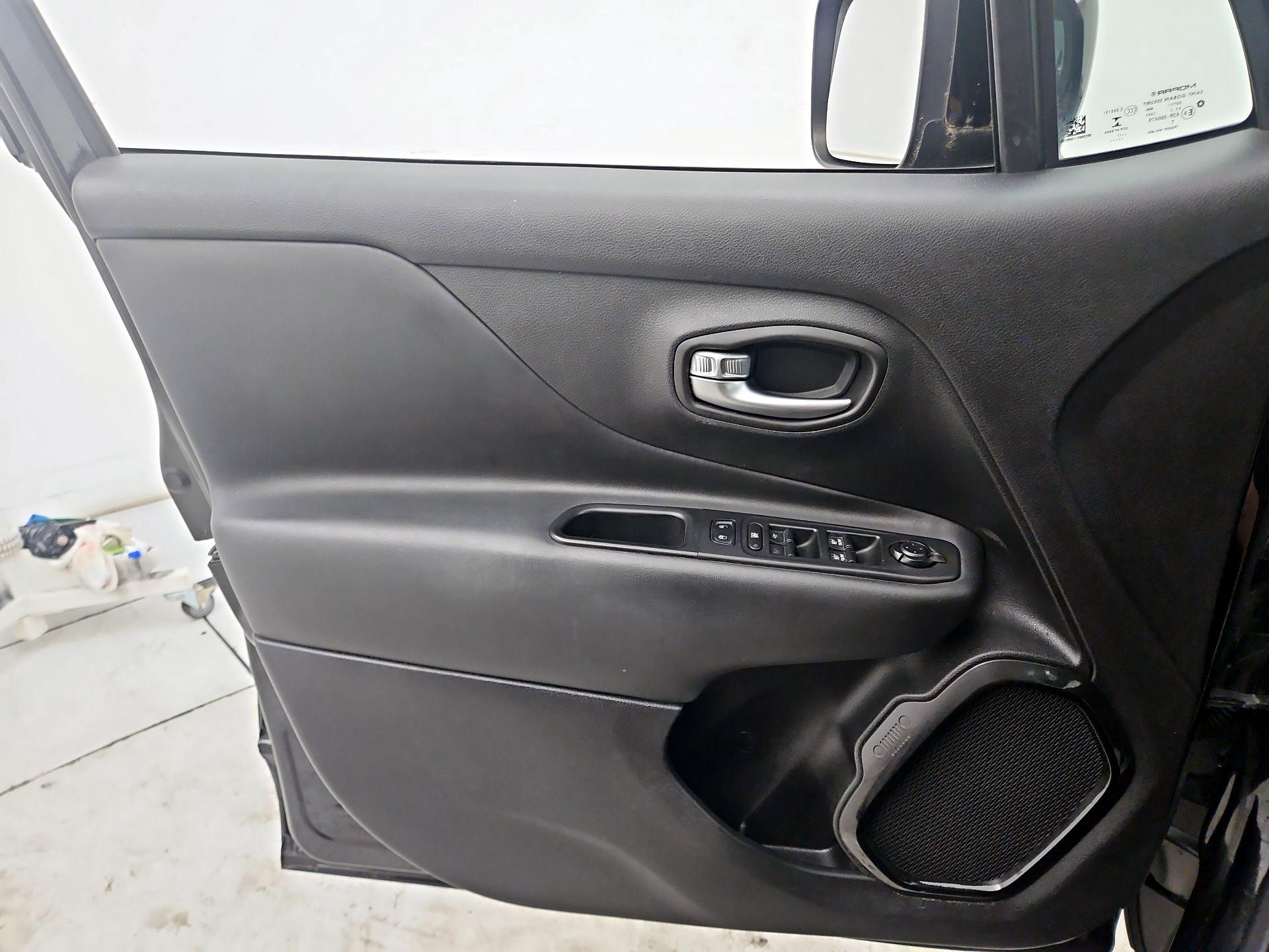 Thumbnail: 2017 Jeep Renegade - 12