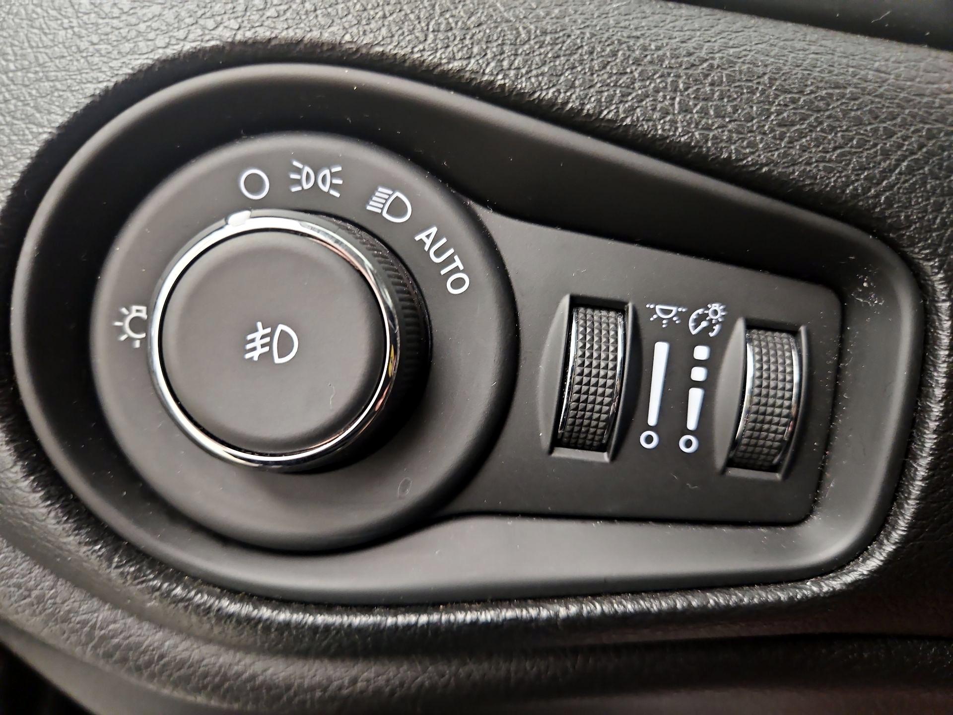 Thumbnail: 2017 Jeep Renegade - 13