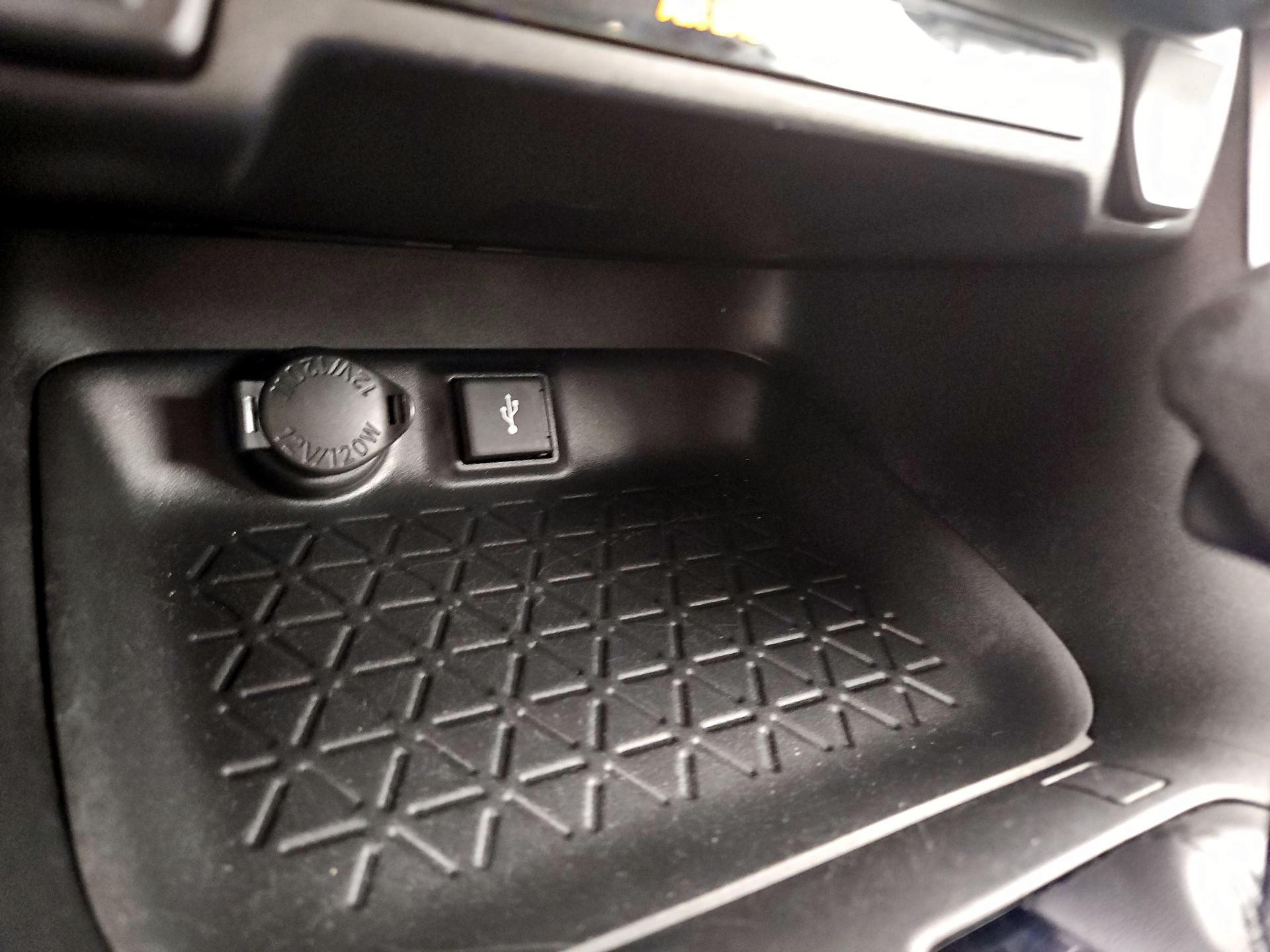 Thumbnail: 2021 Toyota RAV4 - 18