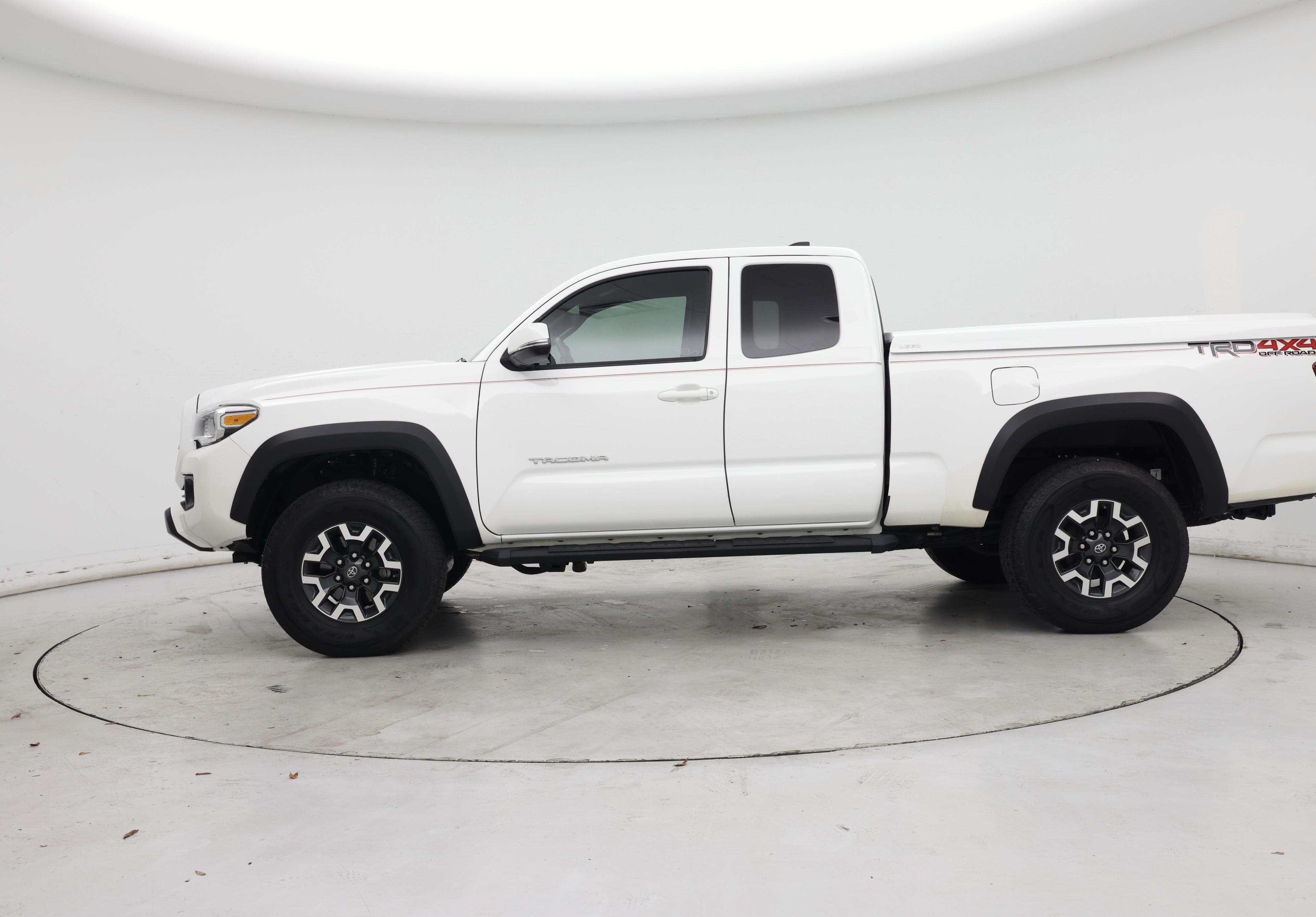 Thumbnail: 2016 Toyota Tacoma - 3