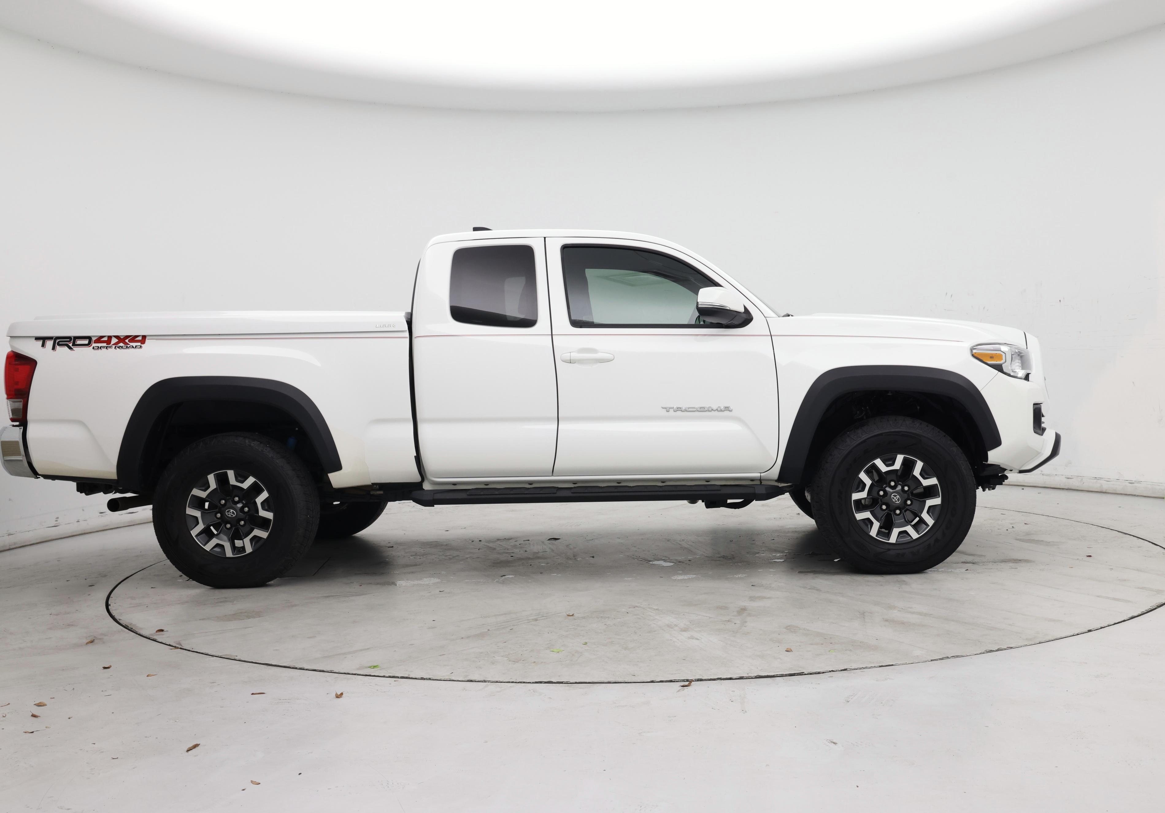 Thumbnail: 2016 Toyota Tacoma - 7