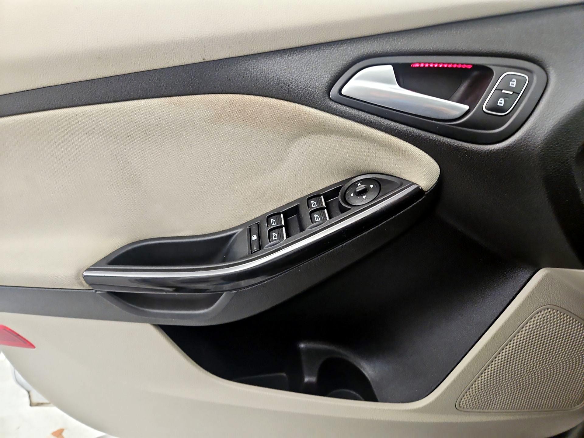 Thumbnail: 2016 Ford Focus - 12