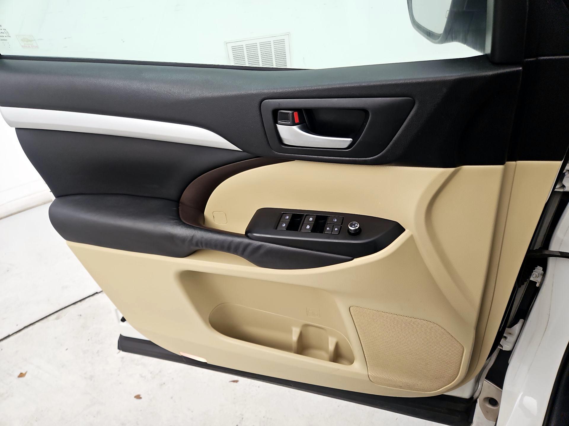 Thumbnail: 2015 Toyota Highlander - 12