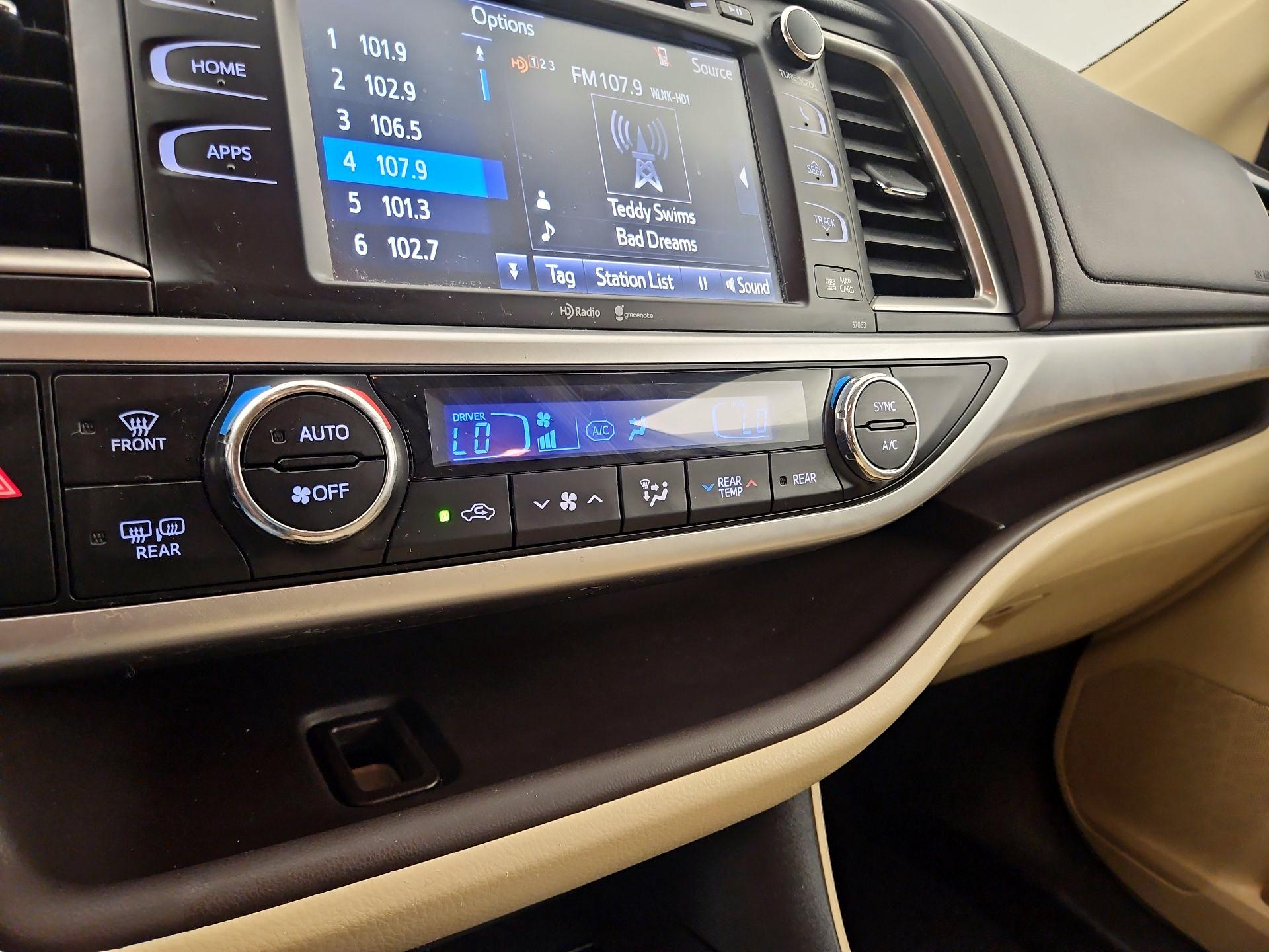 Thumbnail: 2015 Toyota Highlander - 16