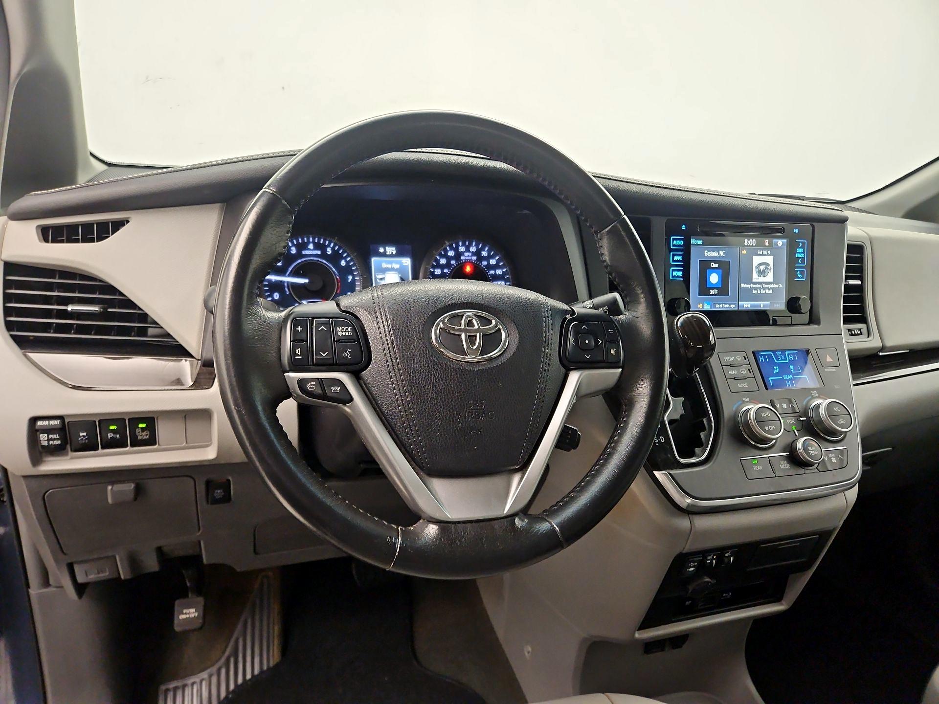 Thumbnail: 2017 Toyota Sienna - 10