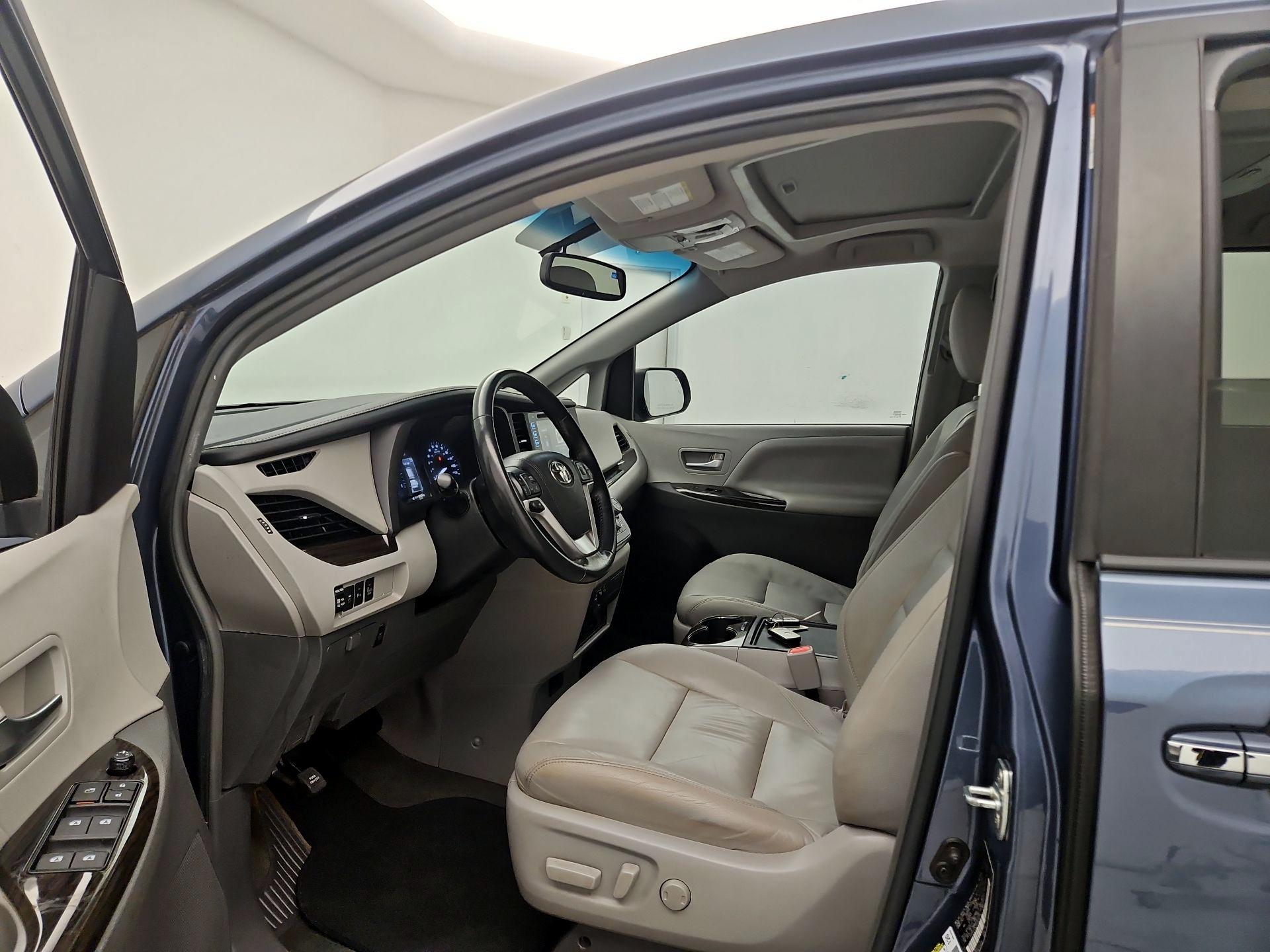 Thumbnail: 2017 Toyota Sienna - 11