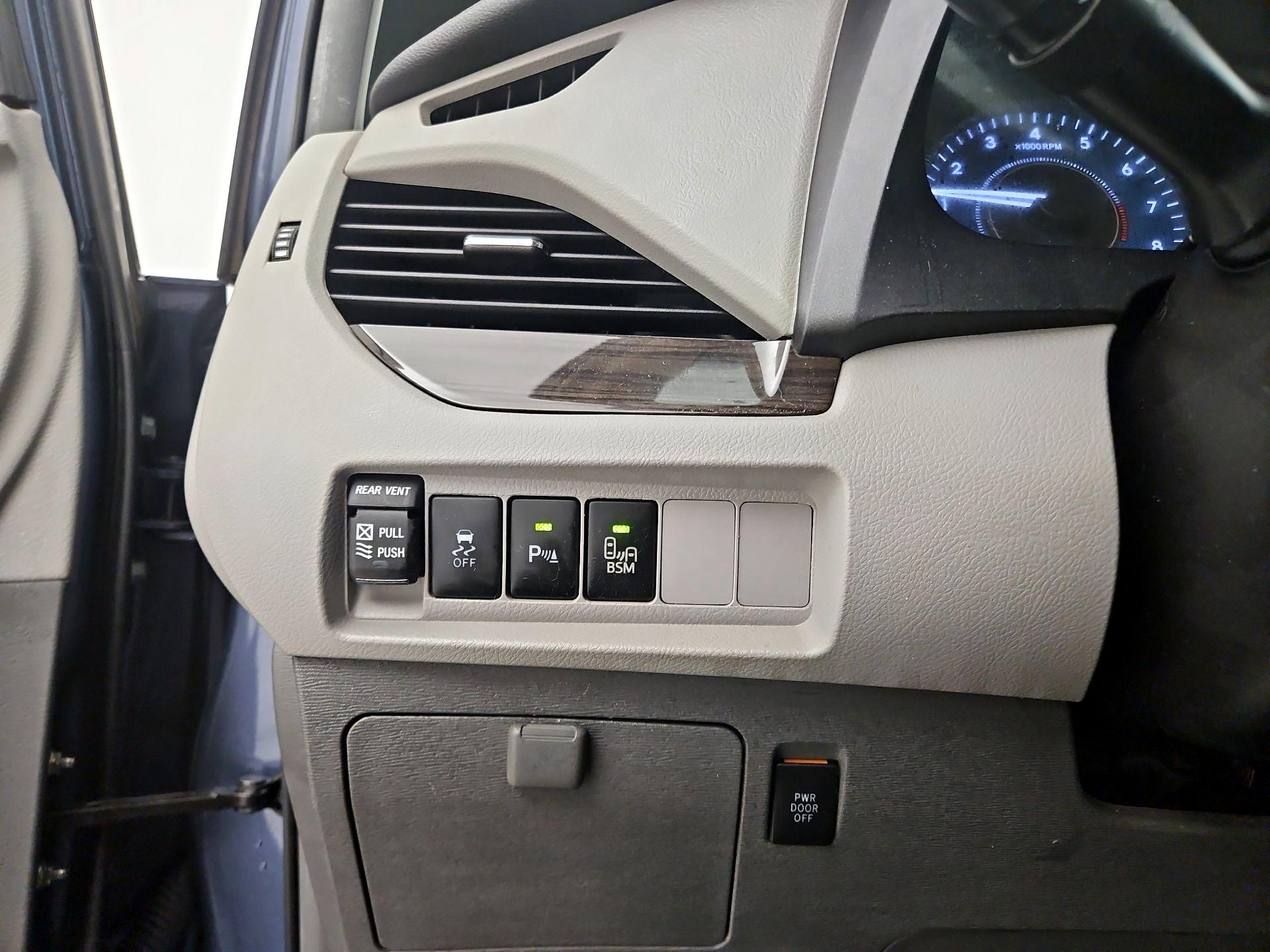 Thumbnail: 2017 Toyota Sienna - 13