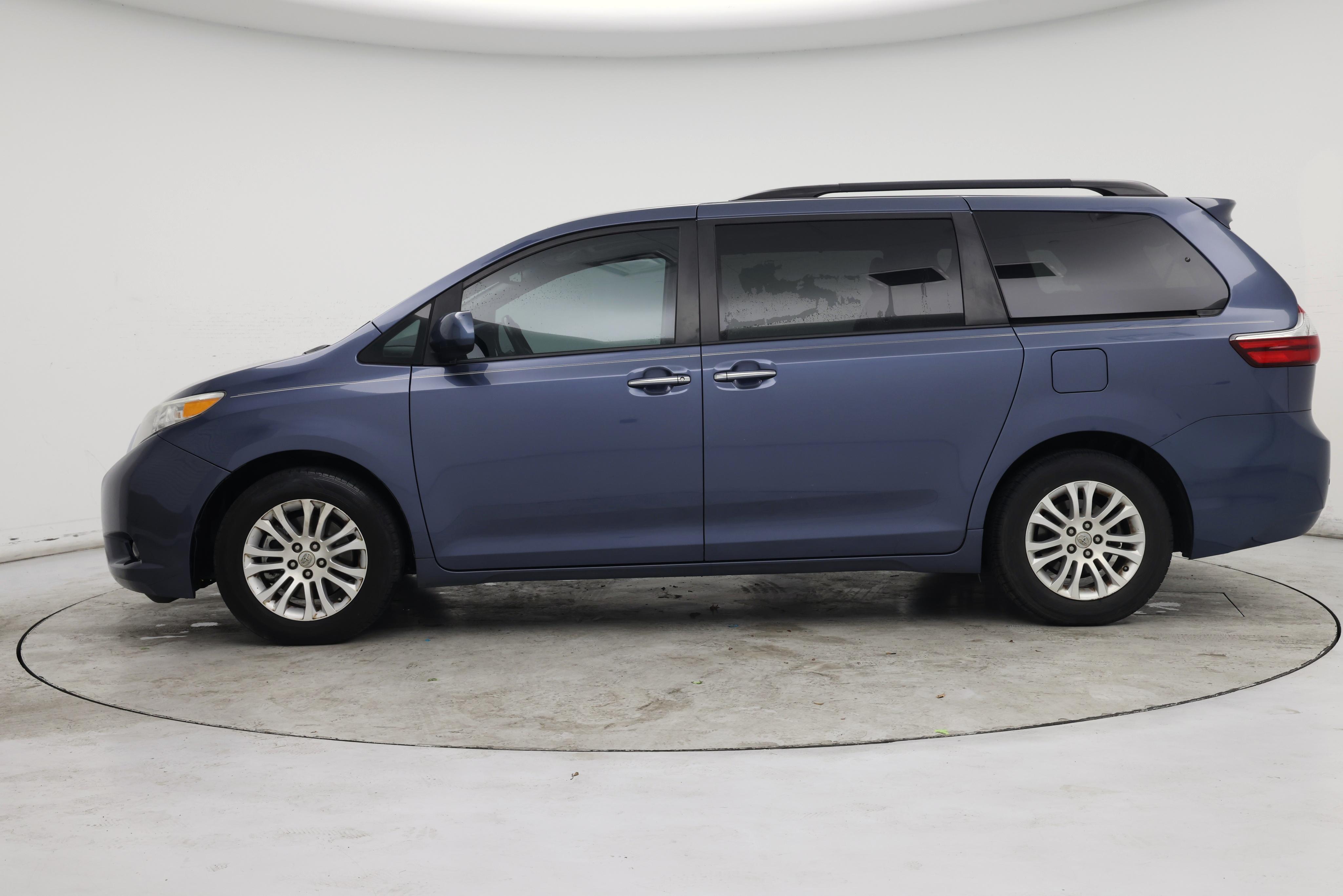 Thumbnail: 2017 Toyota Sienna - 3