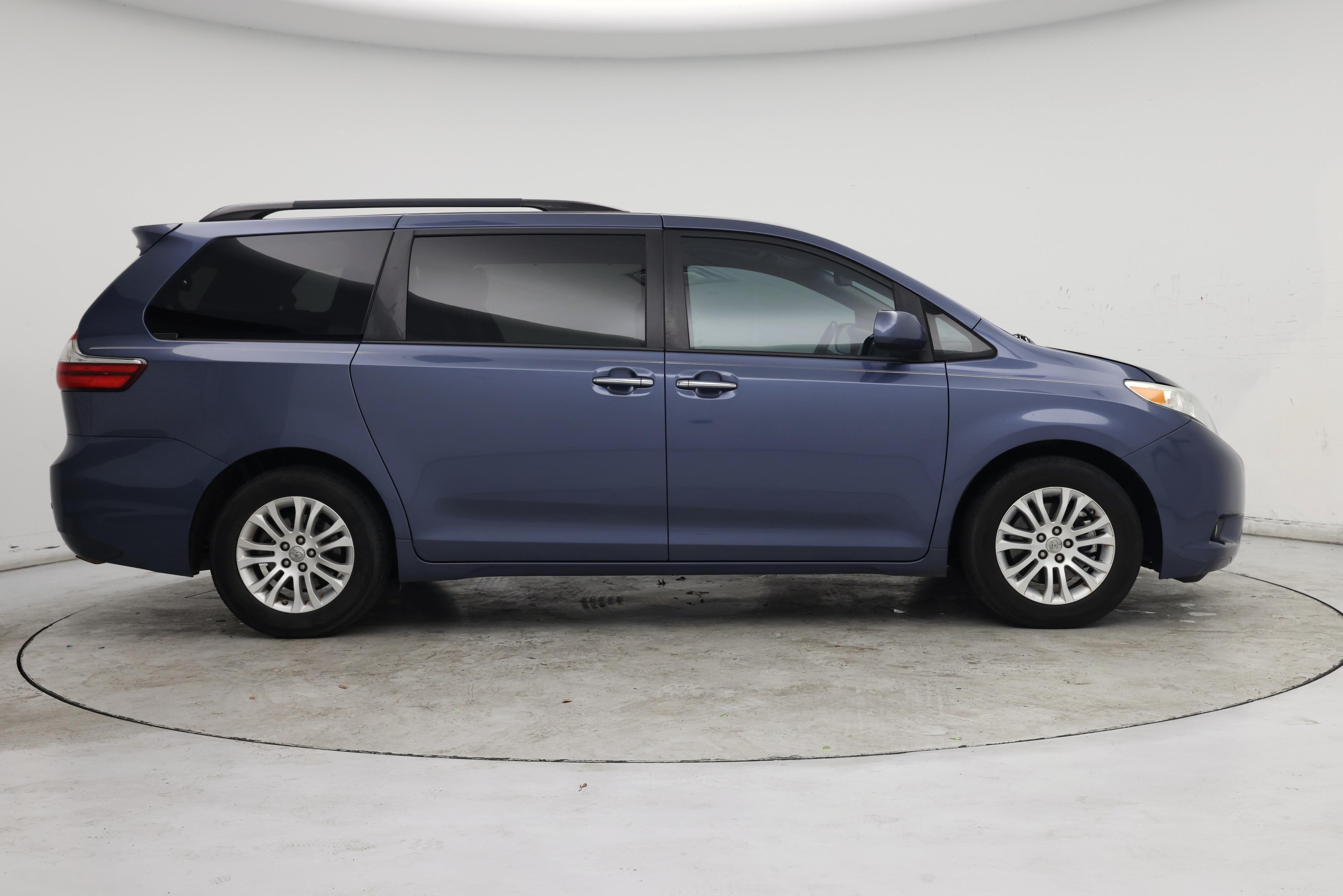 Thumbnail: 2017 Toyota Sienna - 7