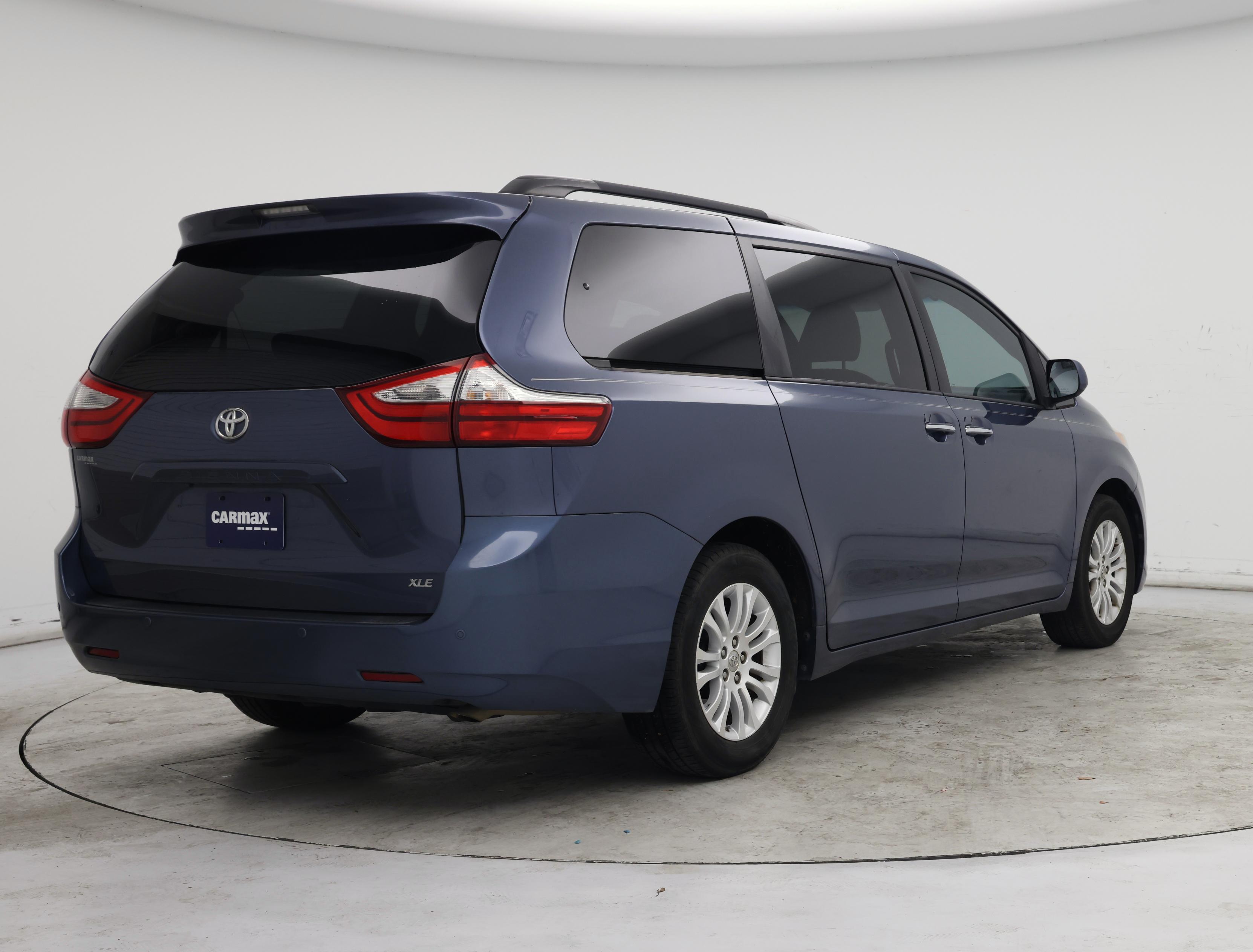 Thumbnail: 2017 Toyota Sienna - 8