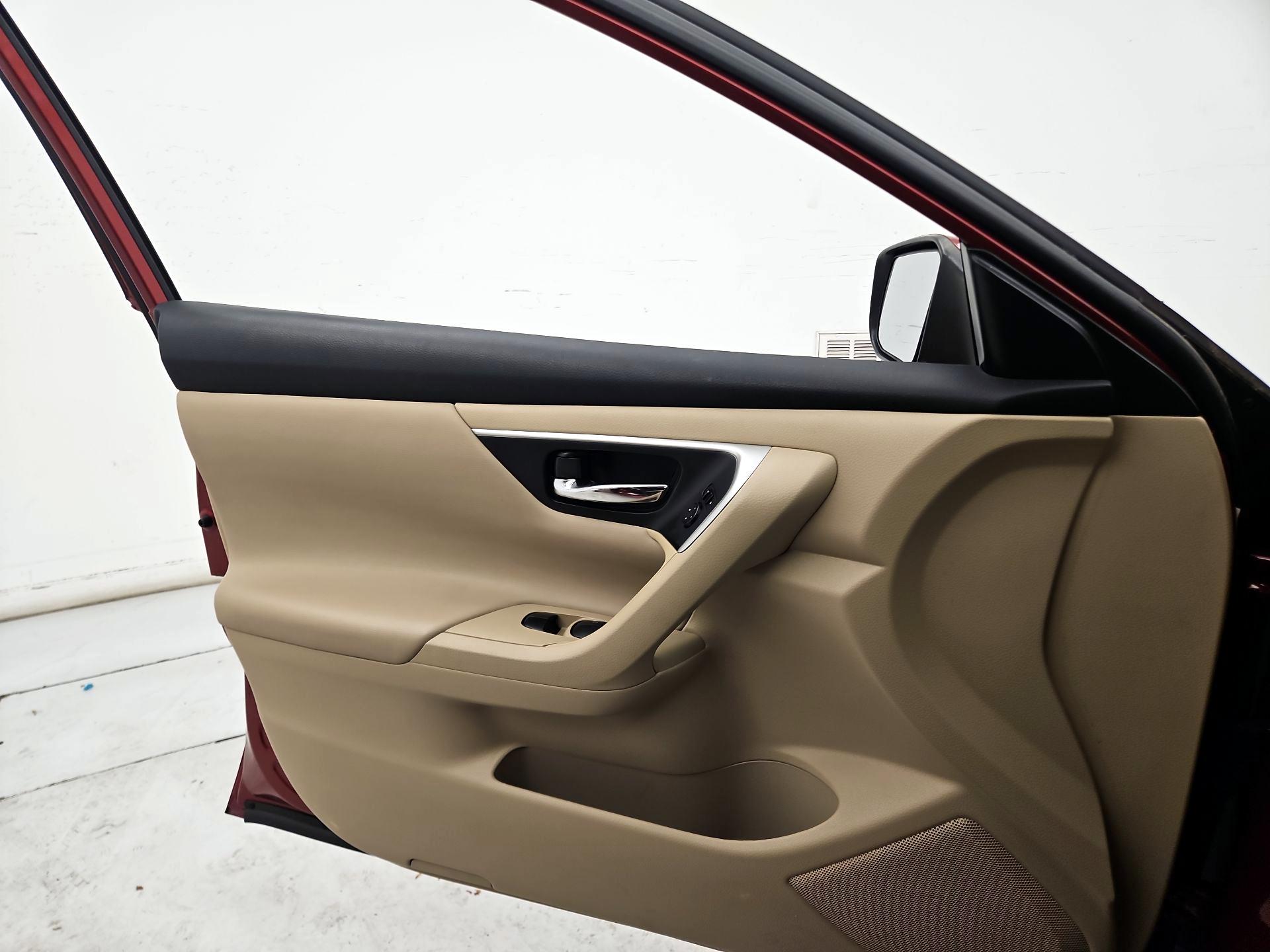 Thumbnail: 2016 Nissan Altima - 12