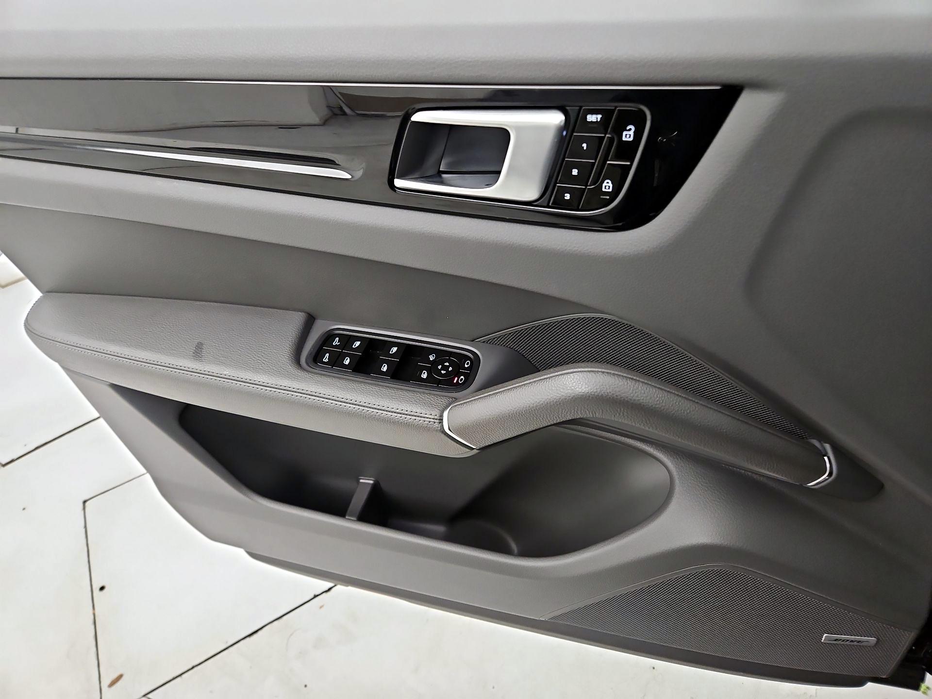 Thumbnail: 2020 Porsche Cayenne - 12