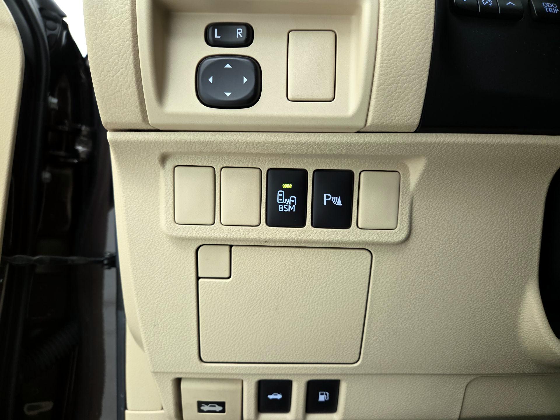 Thumbnail: 2014 Lexus ES - 13