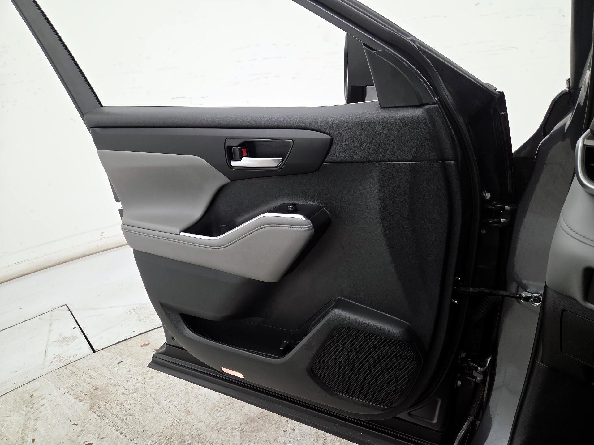 Thumbnail: 2024 Toyota Highlander - 12