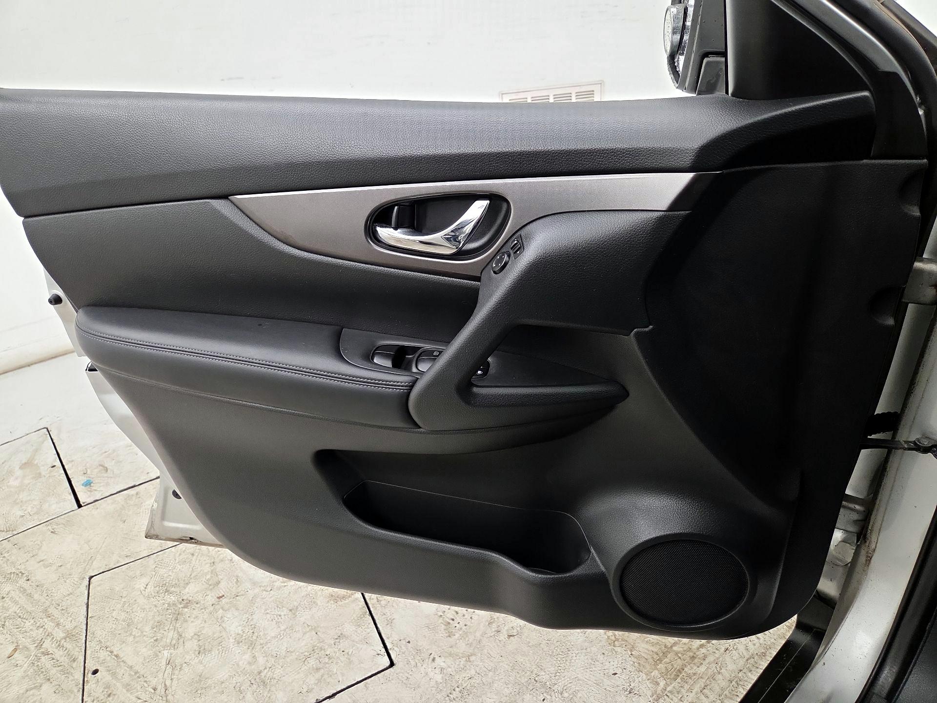 Thumbnail: 2016 Nissan Rogue - 12