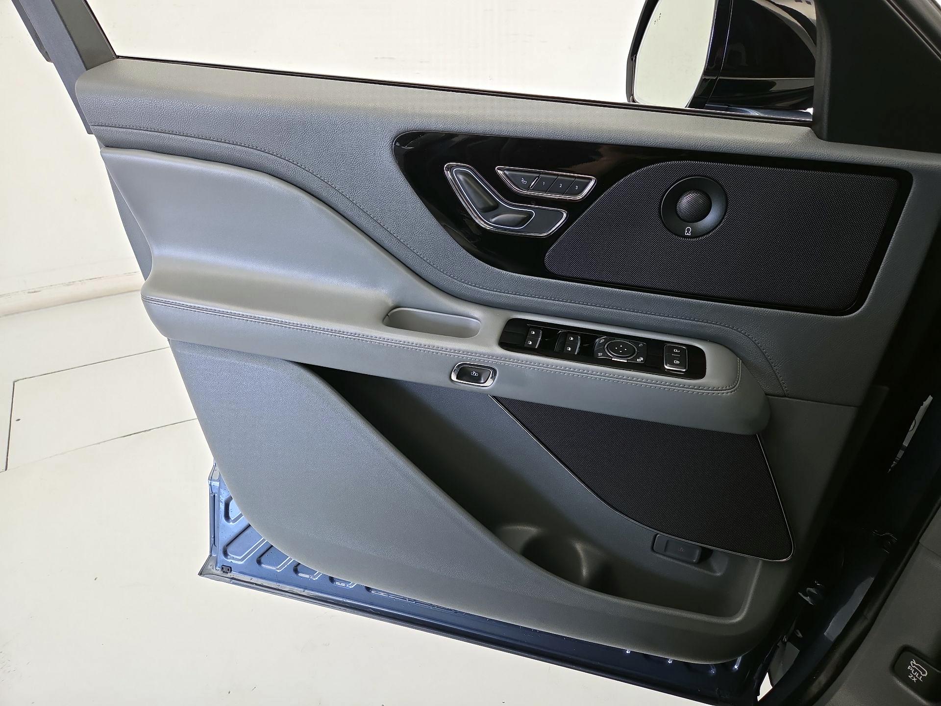 Thumbnail: 2020 Lincoln Aviator - 12