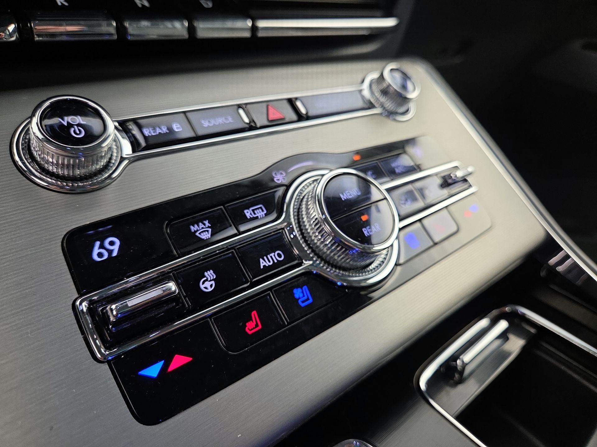 Thumbnail: 2020 Lincoln Aviator - 16