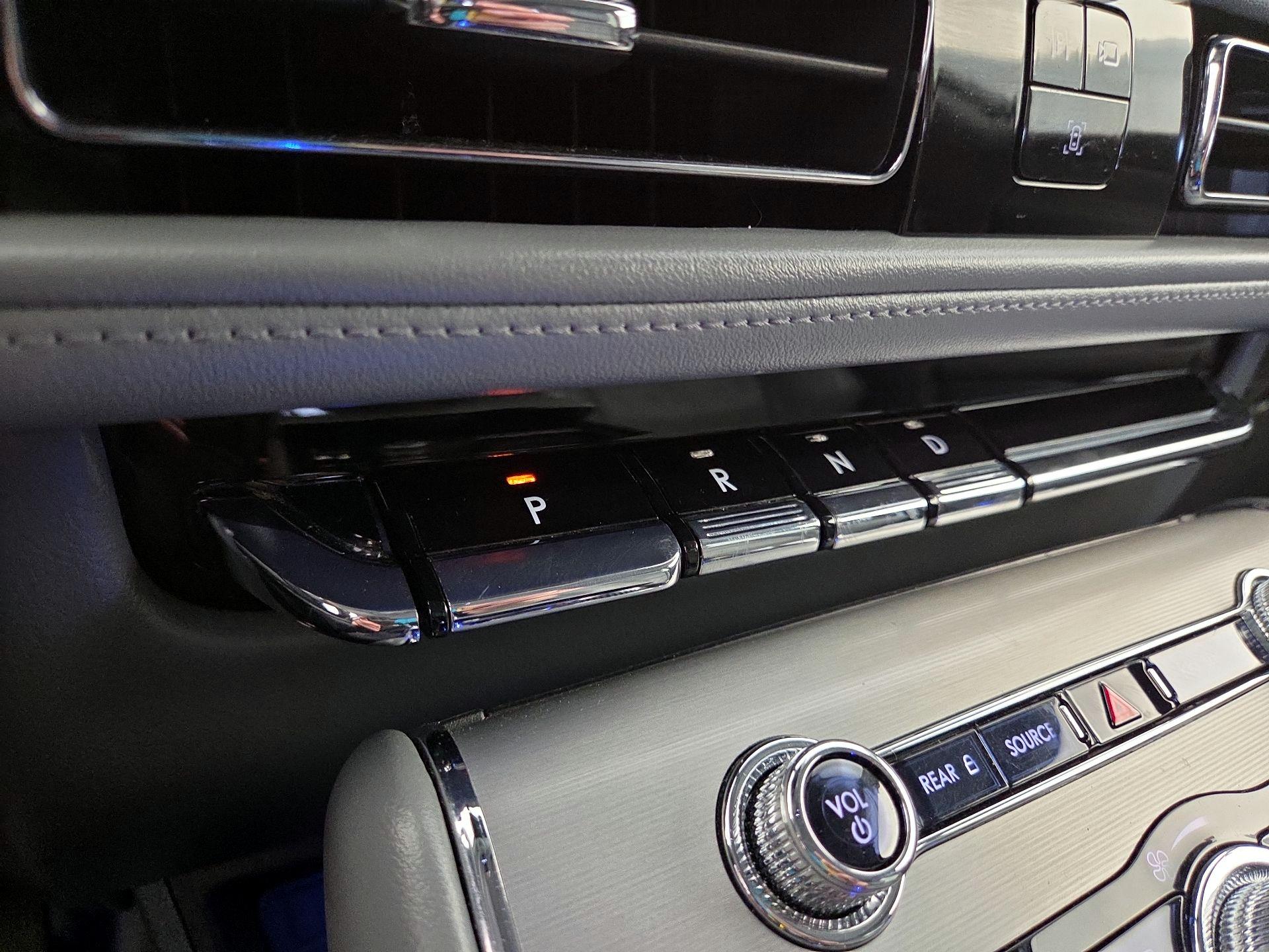 Thumbnail: 2020 Lincoln Aviator - 17