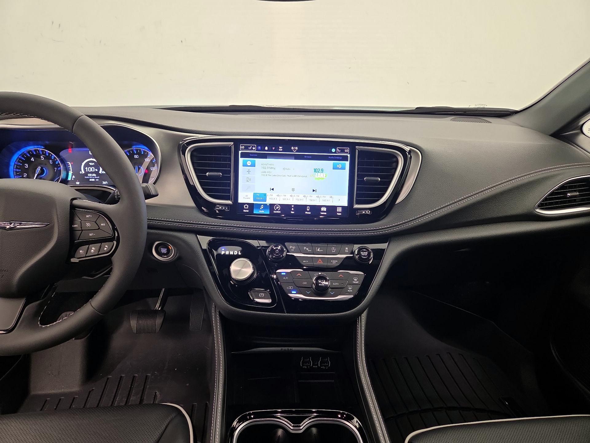 Thumbnail: 2023 Chrysler Pacifica - 9