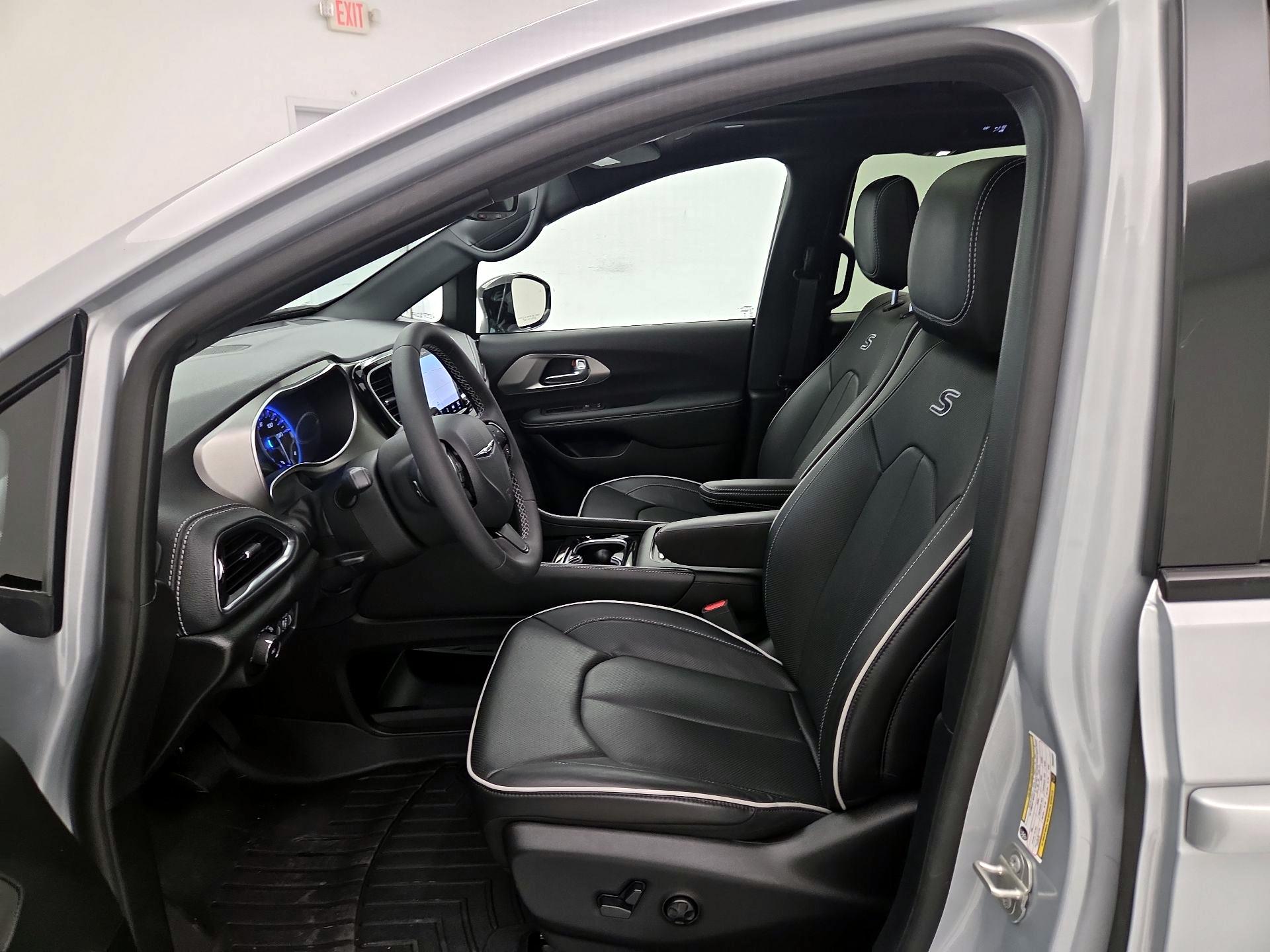 Thumbnail: 2023 Chrysler Pacifica - 11