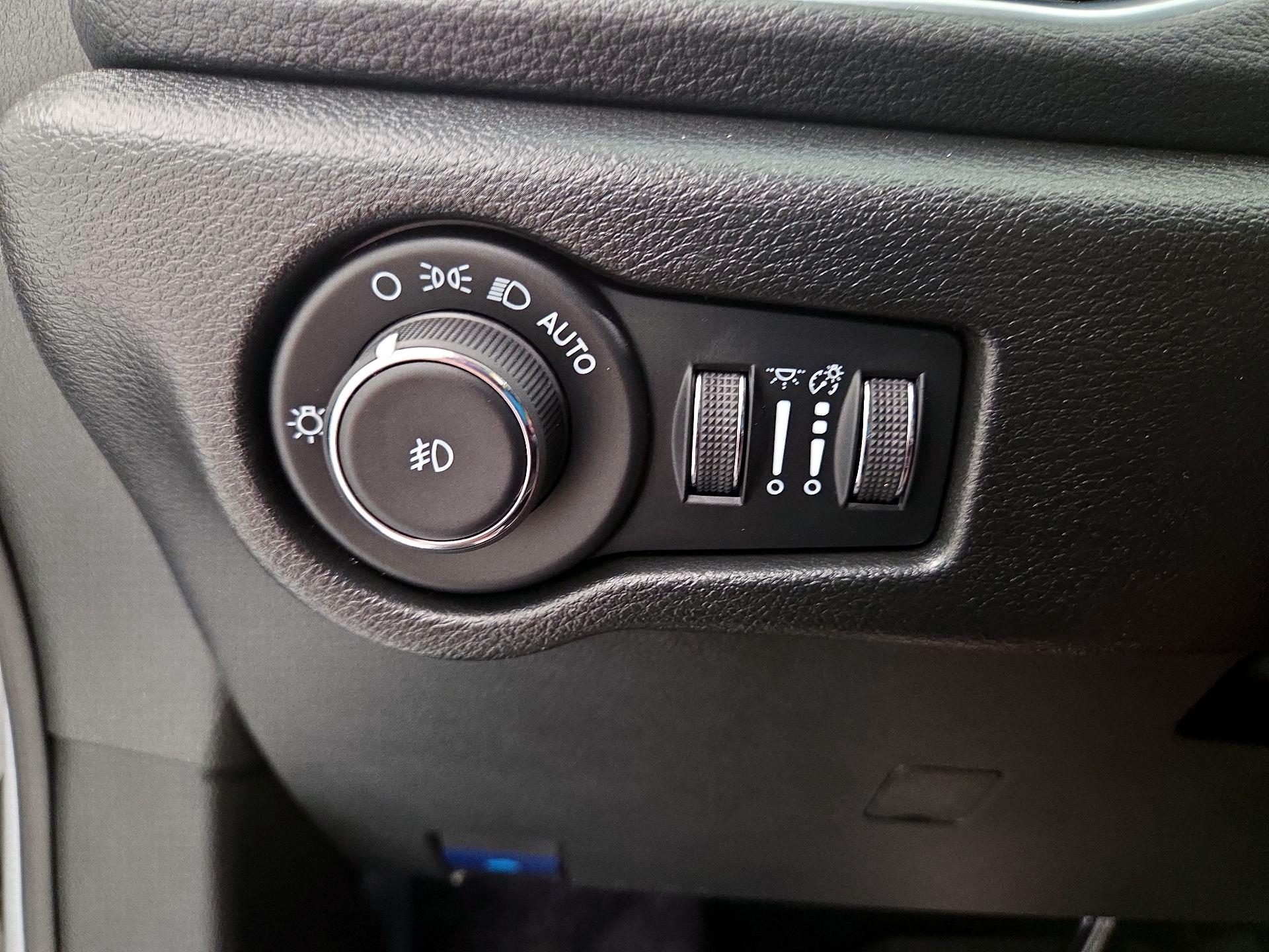 Thumbnail: 2023 Chrysler Pacifica - 13