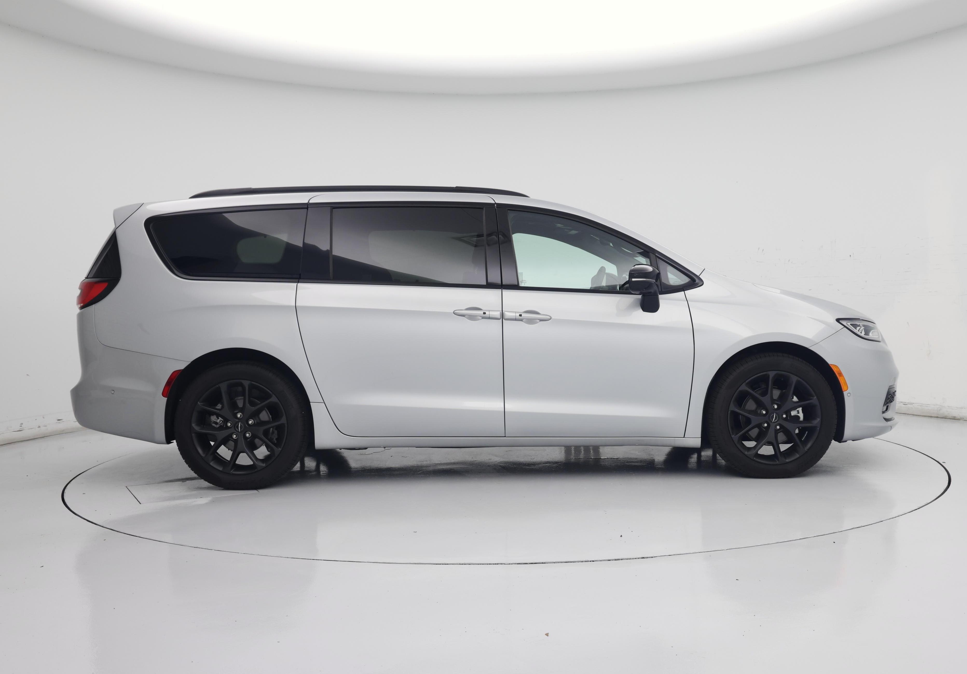 Thumbnail: 2023 Chrysler Pacifica - 7