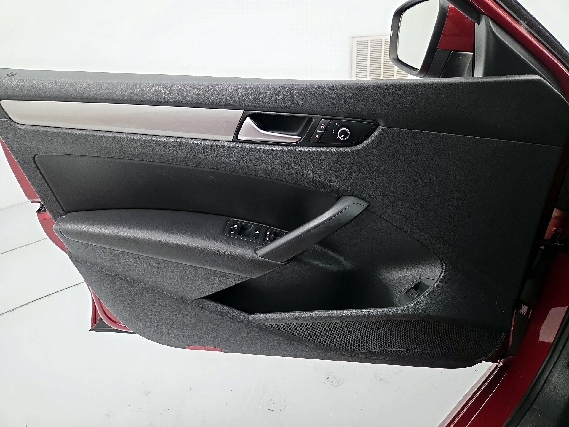 Thumbnail: 2015 Volkswagen Passat - 12
