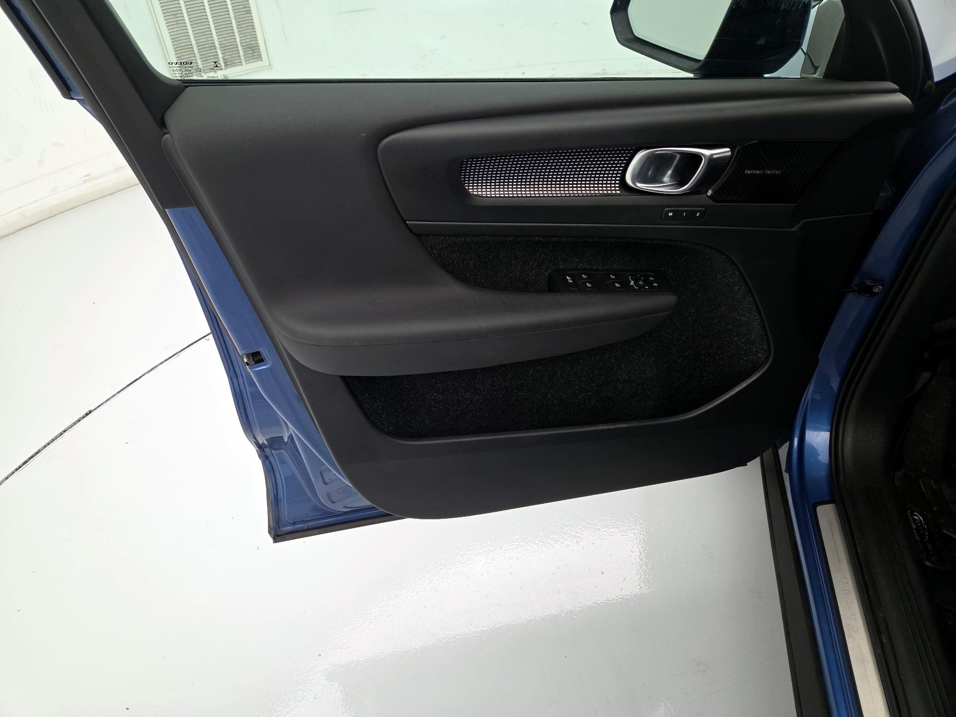 Thumbnail: 2021 Volvo XC40 - 12