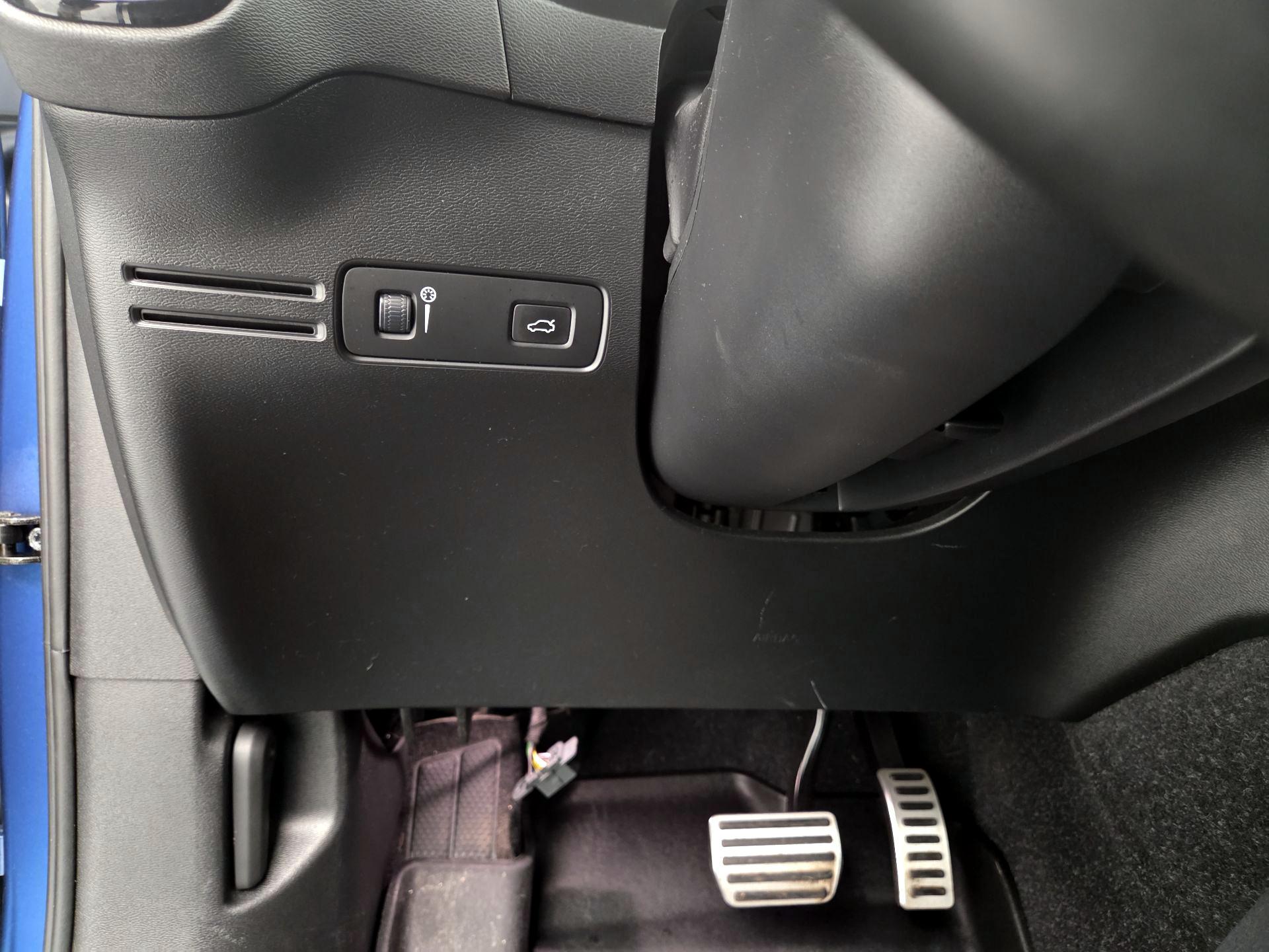 Thumbnail: 2021 Volvo XC40 - 13