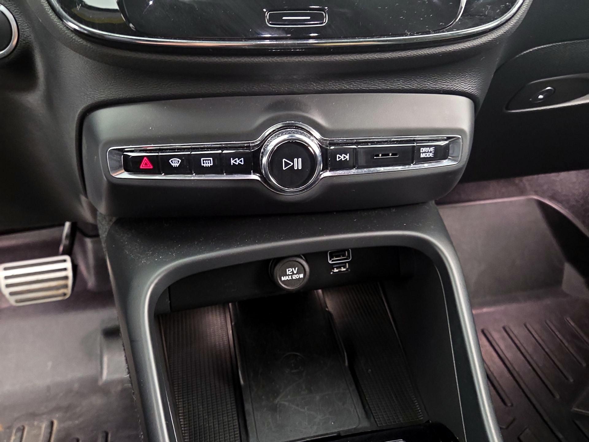 Thumbnail: 2021 Volvo XC40 - 16