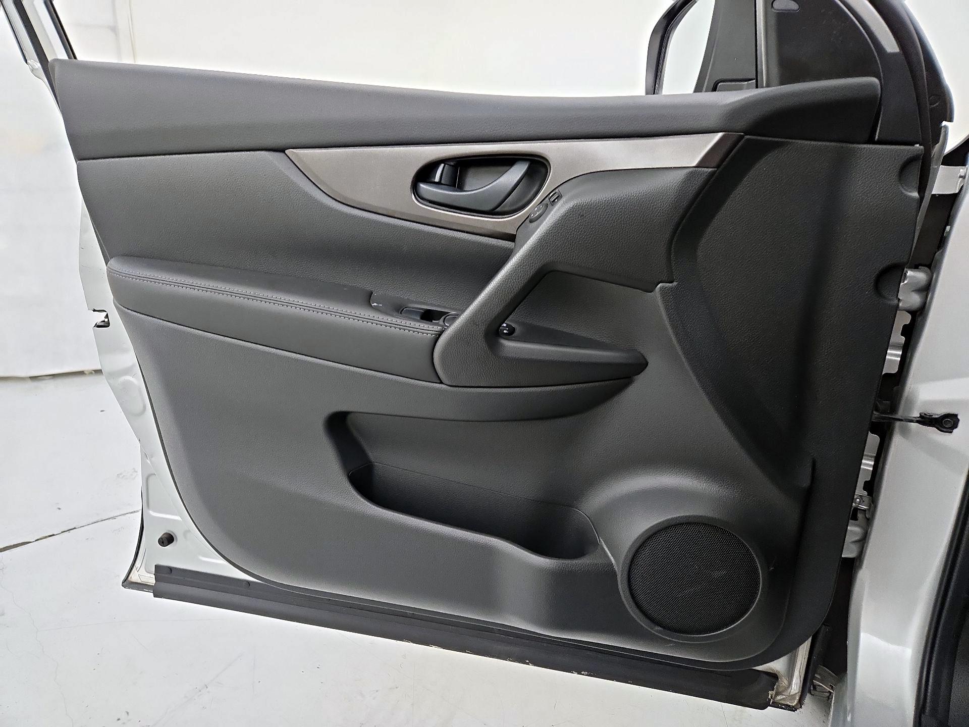 Thumbnail: 2020 Nissan Rogue Sport - 12