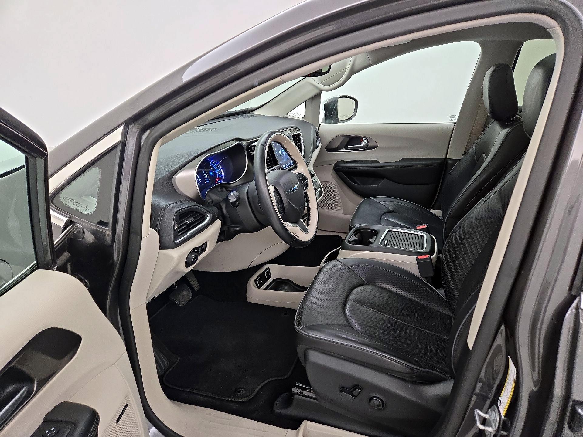 Thumbnail: 2018 Chrysler Pacifica - 11
