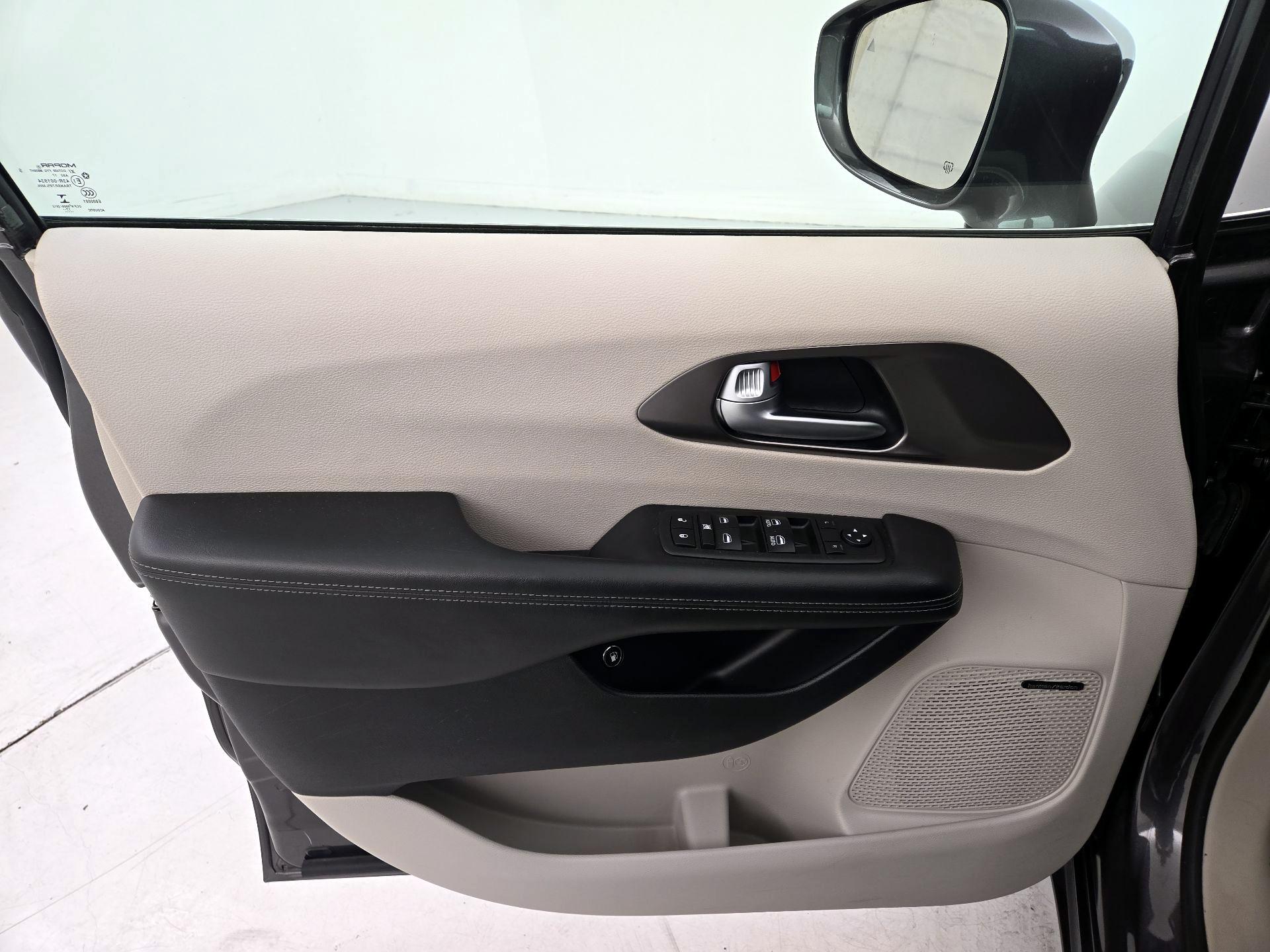 Thumbnail: 2018 Chrysler Pacifica - 12