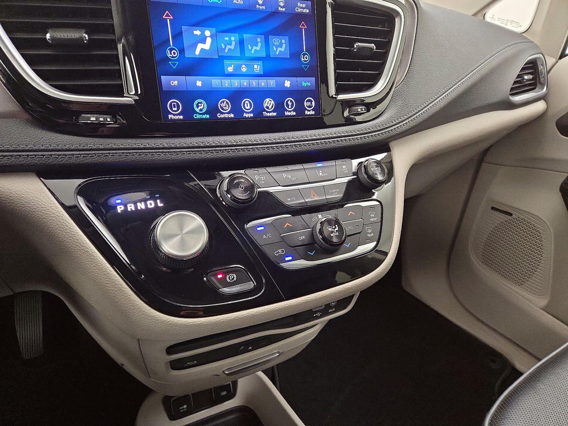 Thumbnail: 2018 Chrysler Pacifica - 16