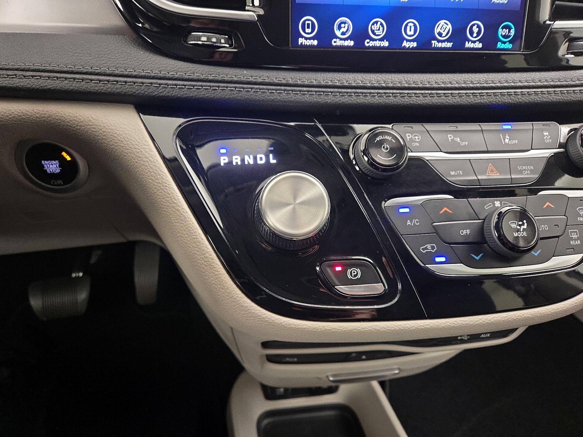Thumbnail: 2018 Chrysler Pacifica - 17