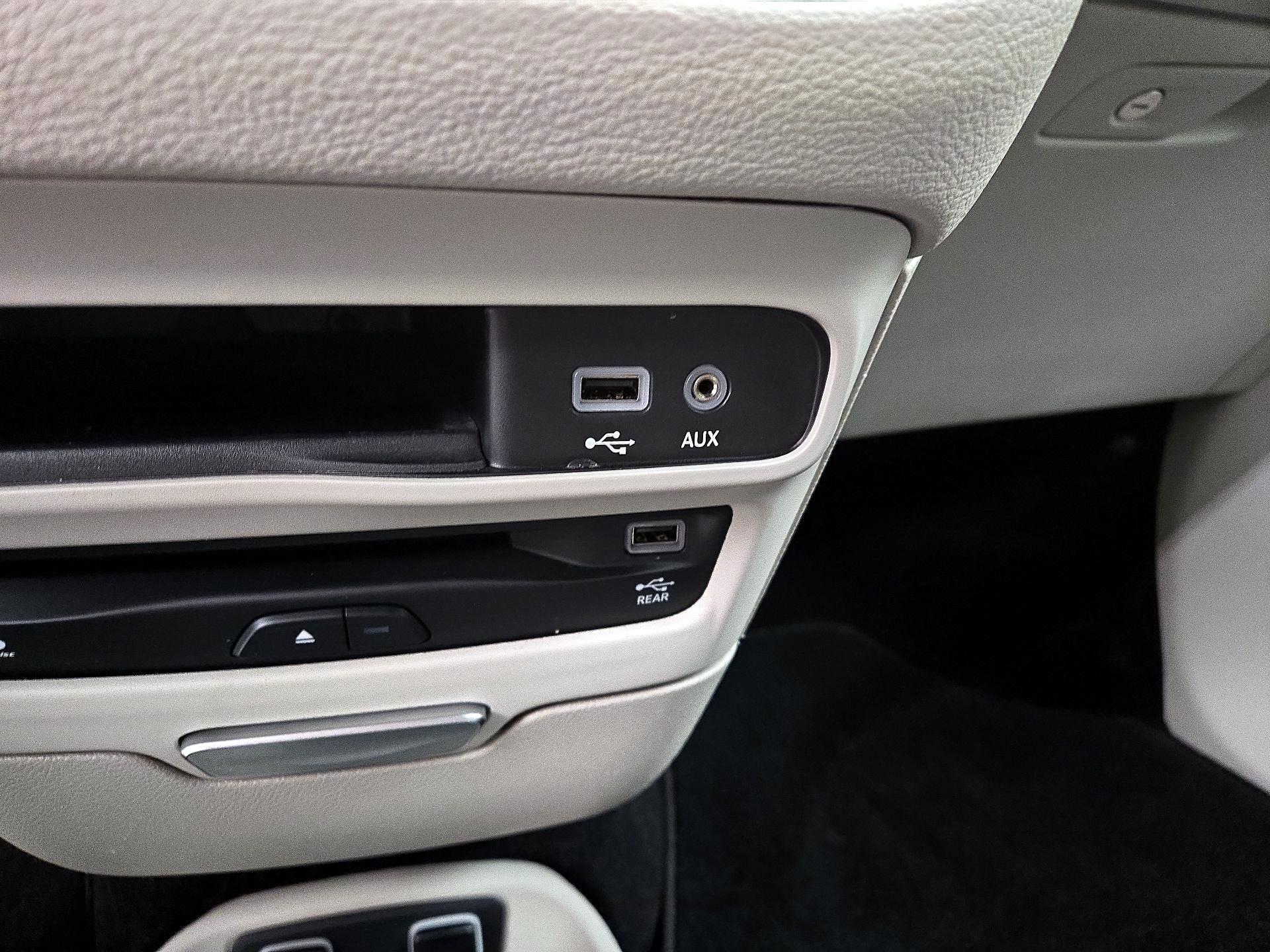 Thumbnail: 2018 Chrysler Pacifica - 18