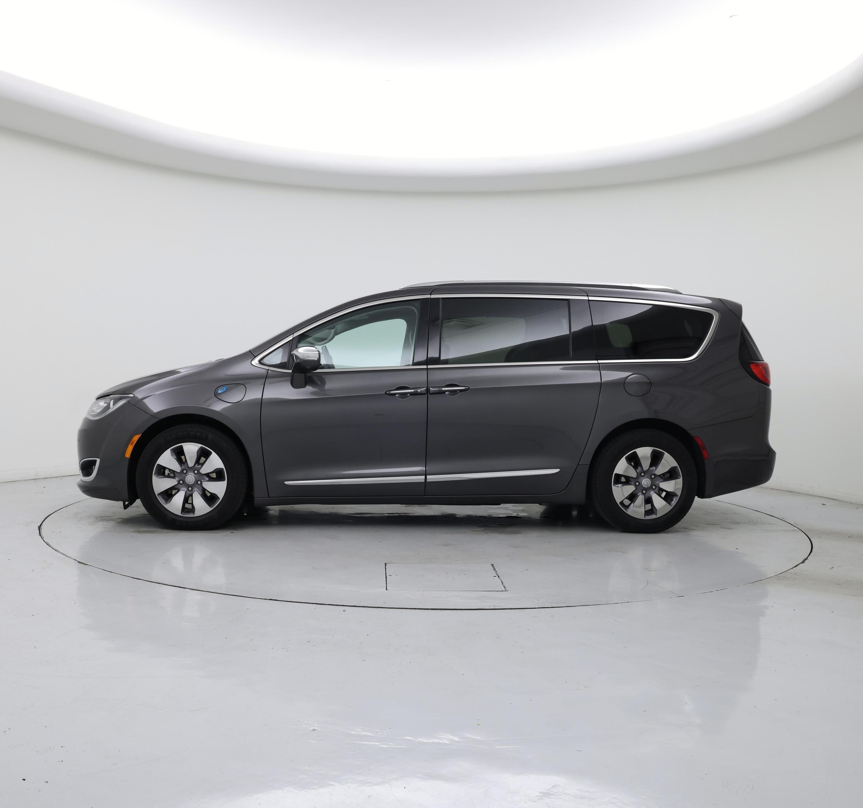 Thumbnail: 2018 Chrysler Pacifica - 3