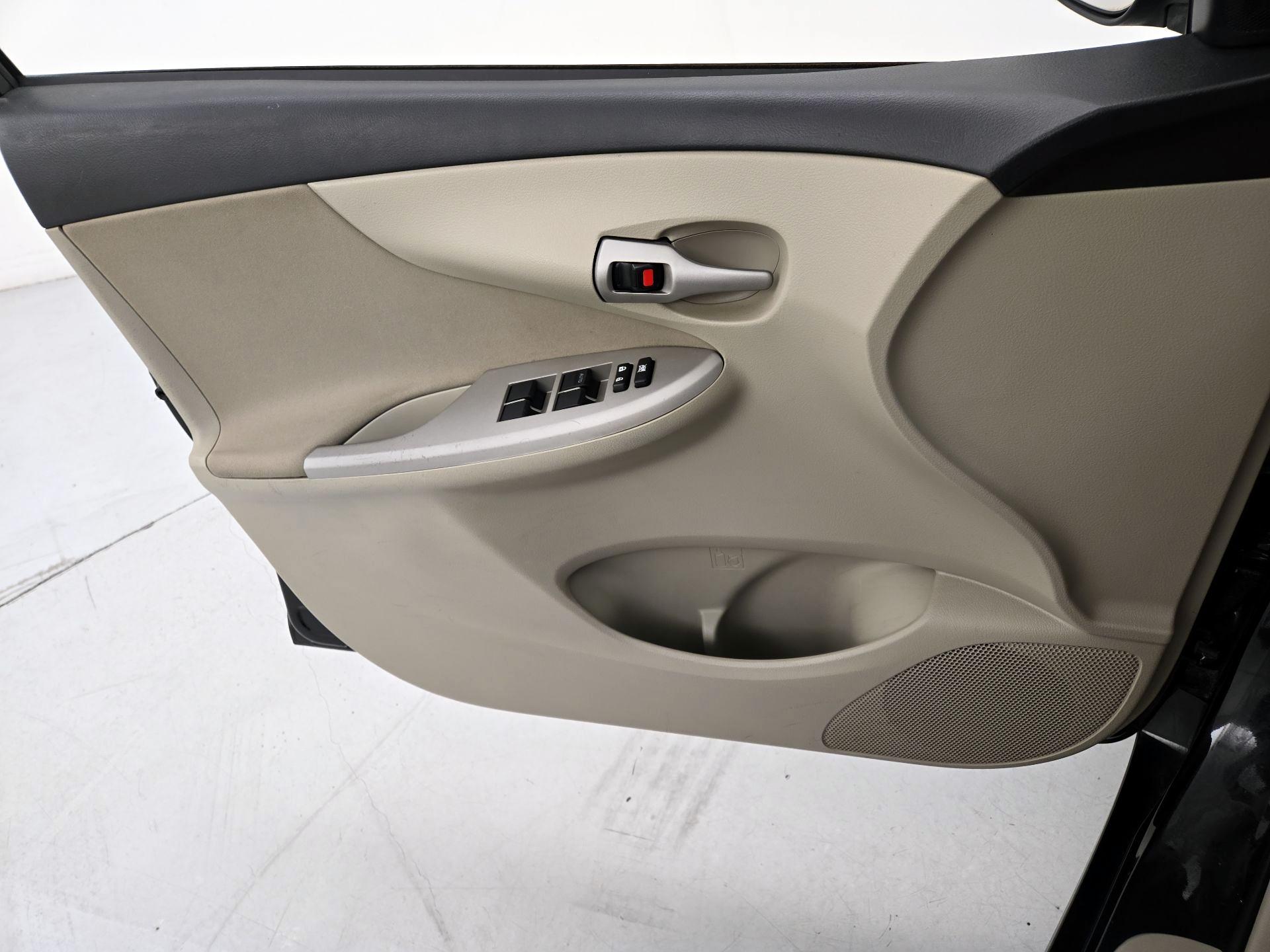 Thumbnail: 2013 Toyota Corolla - 12