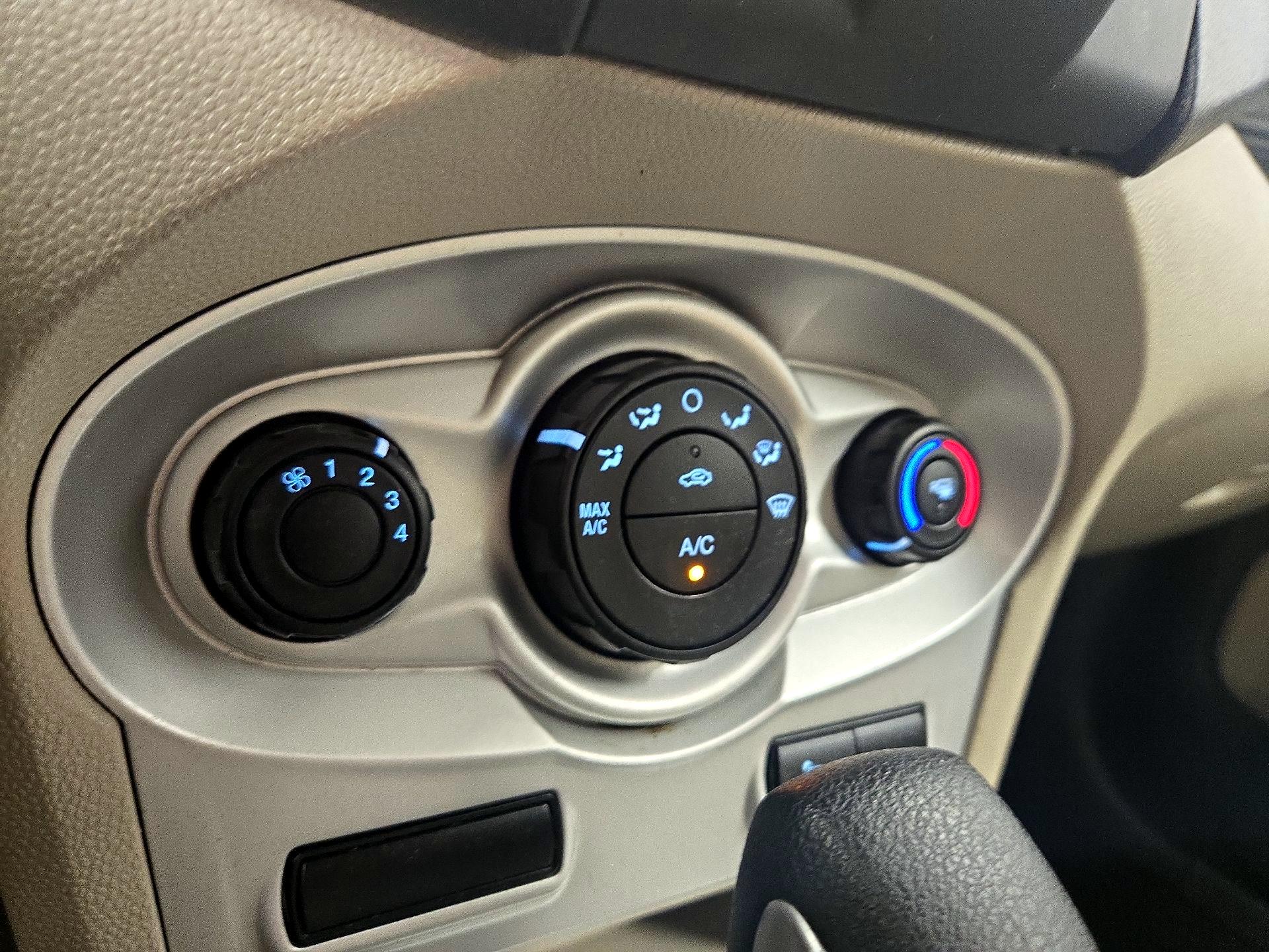 Thumbnail: 2014 Ford Fiesta - 15