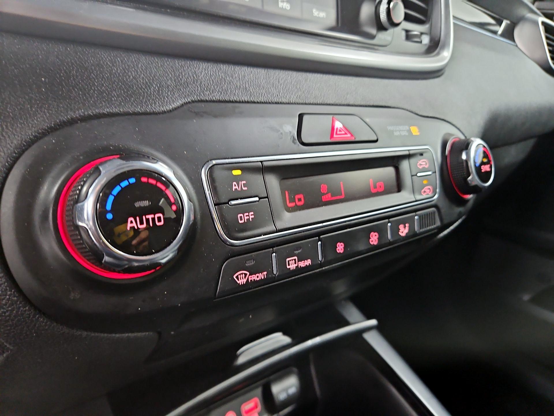 Thumbnail: 2019 Kia Sorento - 16
