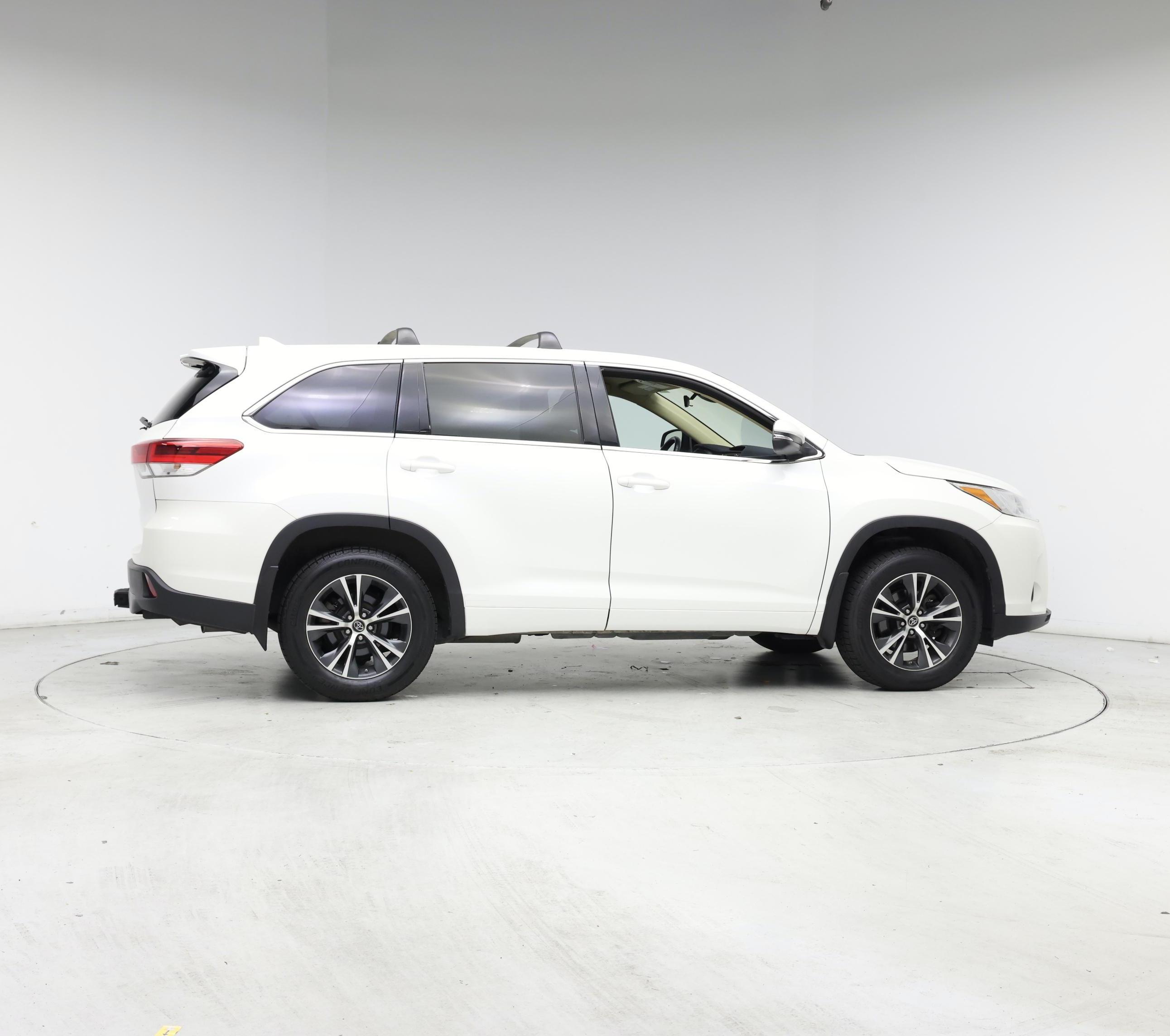 Thumbnail: 2017 Toyota Highlander - 7